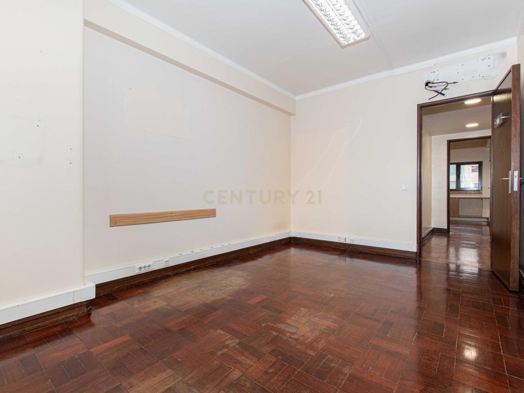 Apartamento T7 (Avenida Fontes Pereira de Melo/ Lisboa) - Image 7