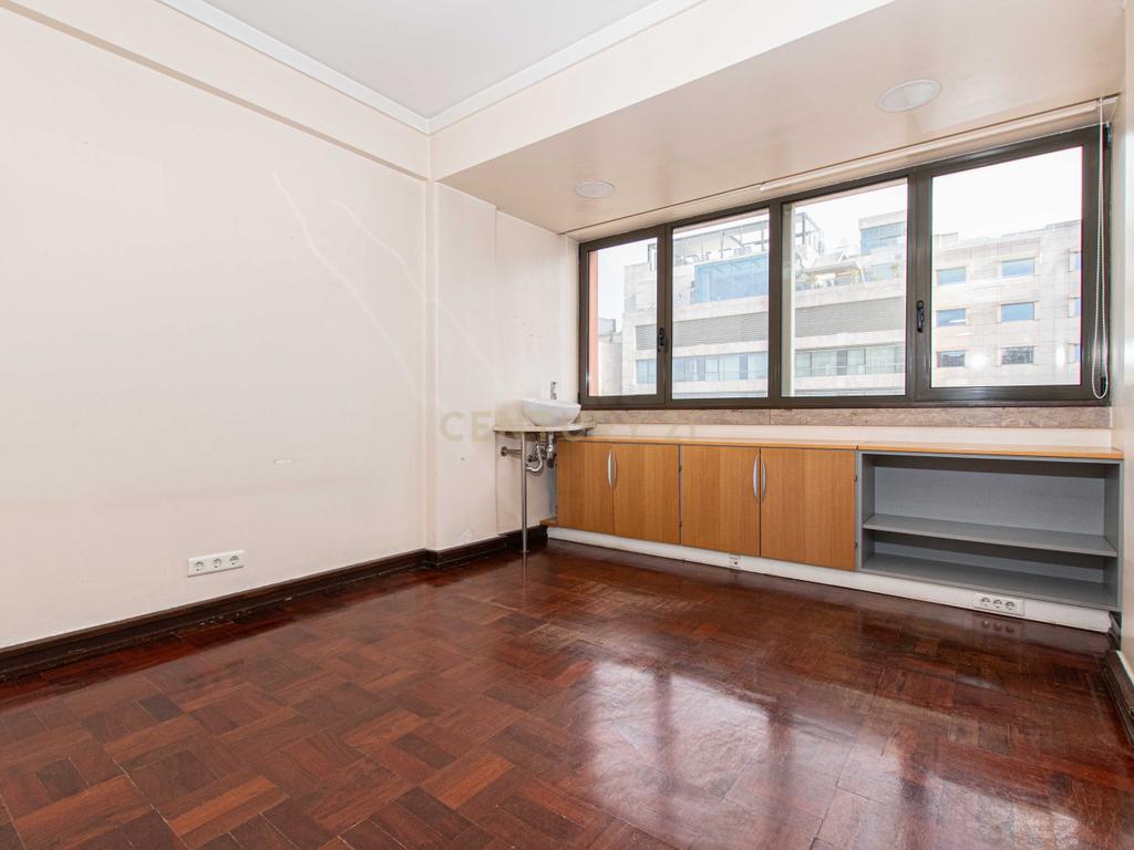 Apartamento T7 (Avenida Fontes Pereira de Melo/ Lisboa) - Image 13