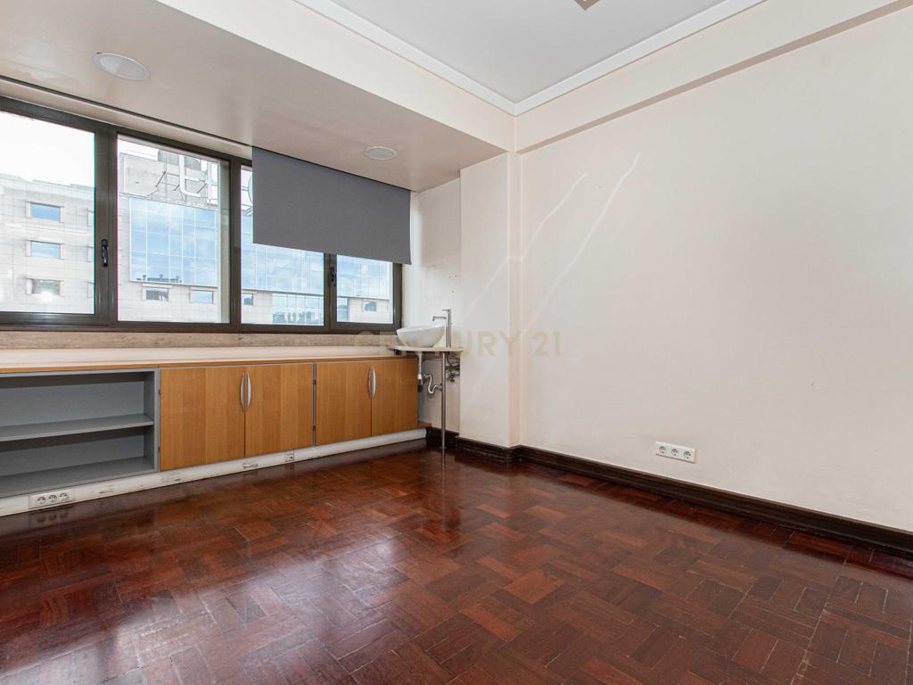 Apartamento T7 (Avenida Fontes Pereira de Melo/ Lisboa) - Image 14