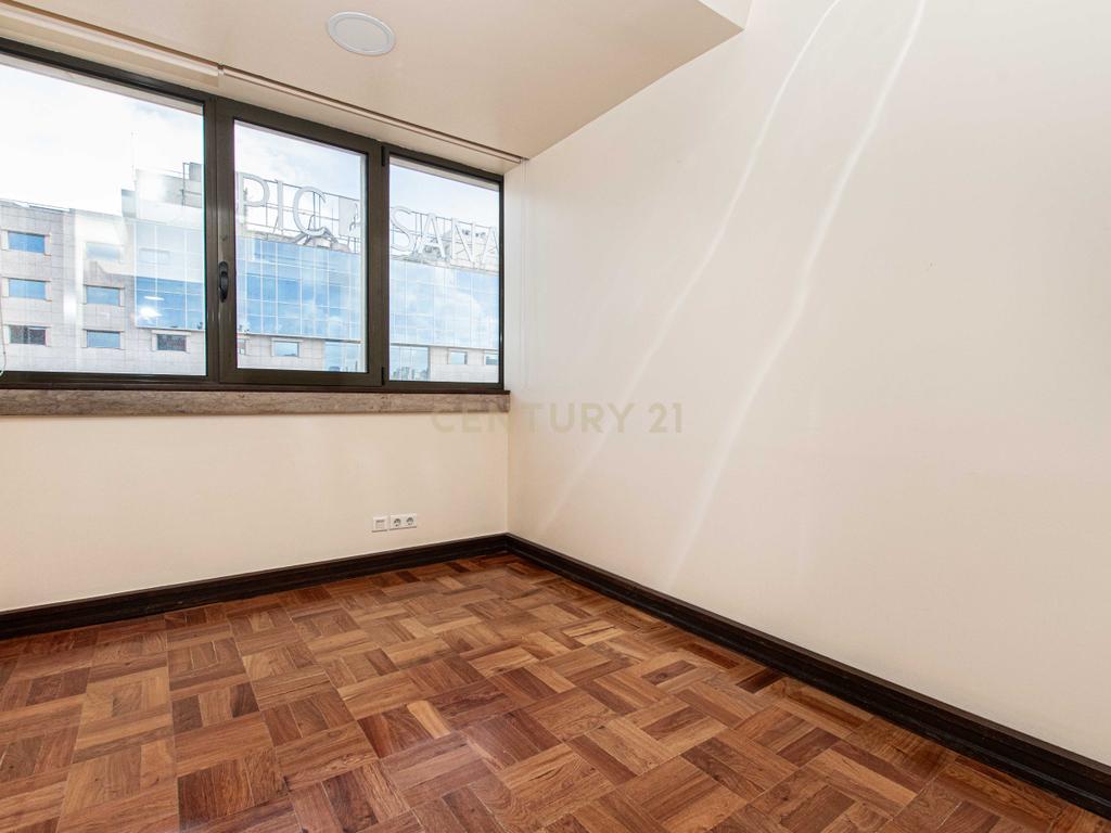 Apartamento T7 (Avenida Fontes Pereira de Melo/ Lisboa) - Image 21