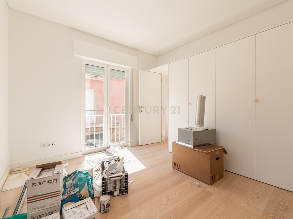 Apartamento T2 Totalmente Remodelado - Bairro Troino, Setúbal - Image 8