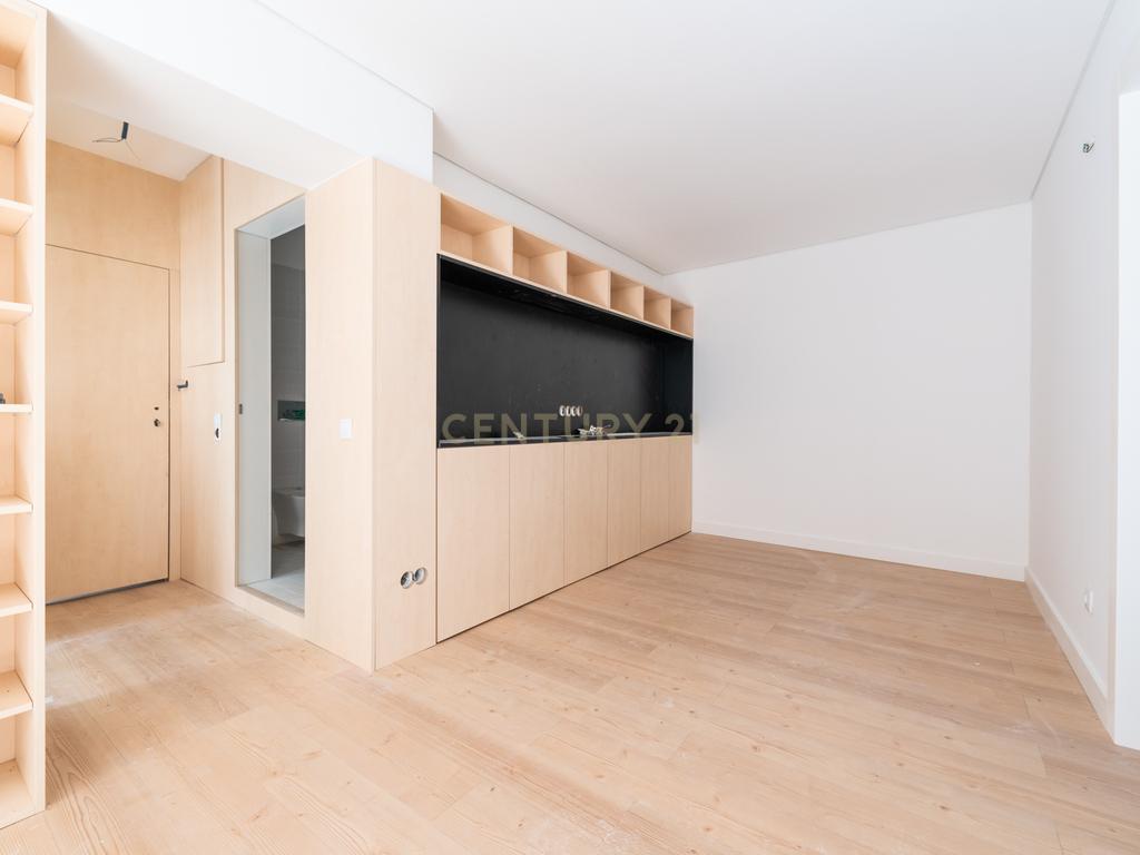 Apartamento T2 Totalmente Remodelado - Bairro Troino, Setúbal - Image 1