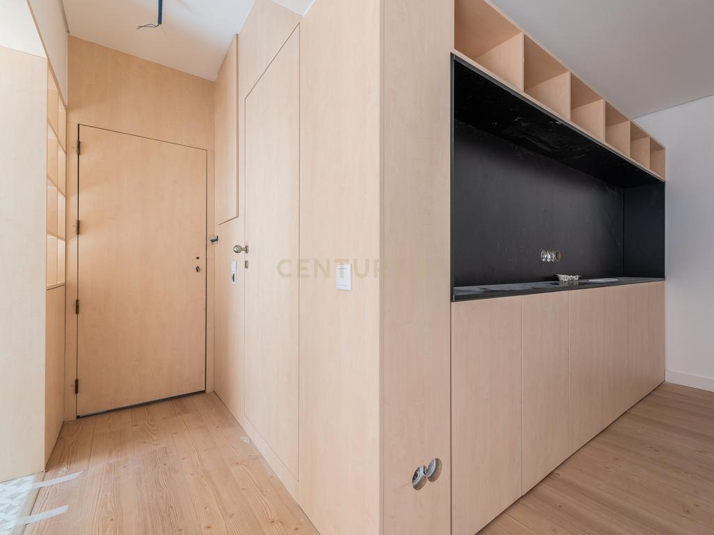 Apartamento T2 Totalmente Remodelado - Bairro Troino, Setúbal - Image 4