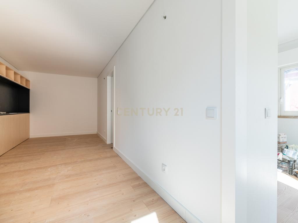 Apartamento T2 Totalmente Remodelado - Bairro Troino, Setúbal - Image 6