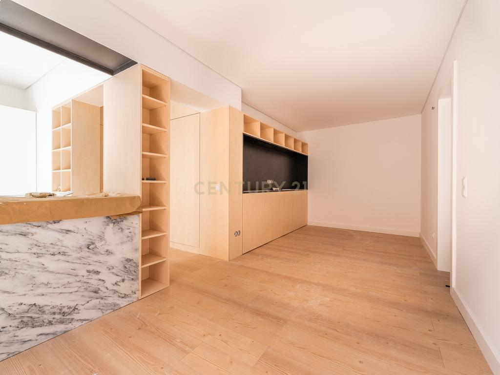 Apartamento T2 Totalmente Remodelado - Bairro Troino, Setúbal - Image 2