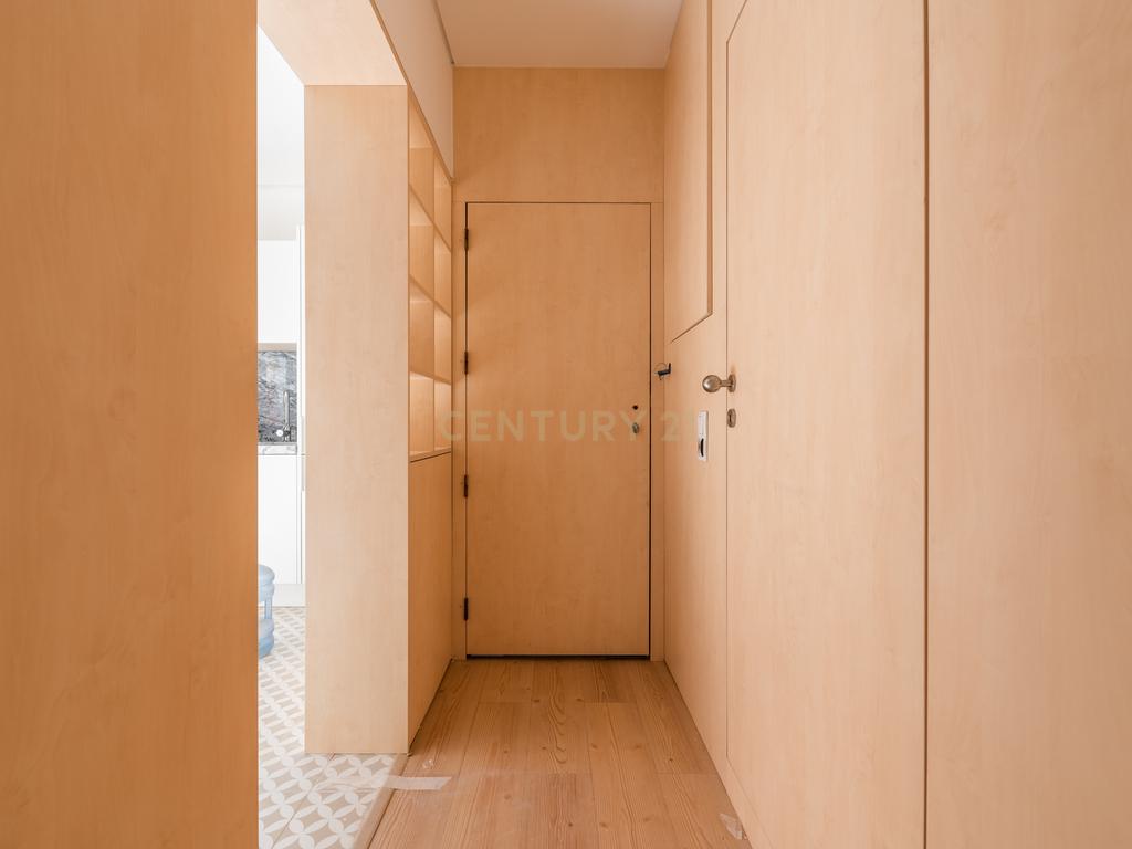 Apartamento T2 Totalmente Remodelado - Bairro Troino, Setúbal - Image 7