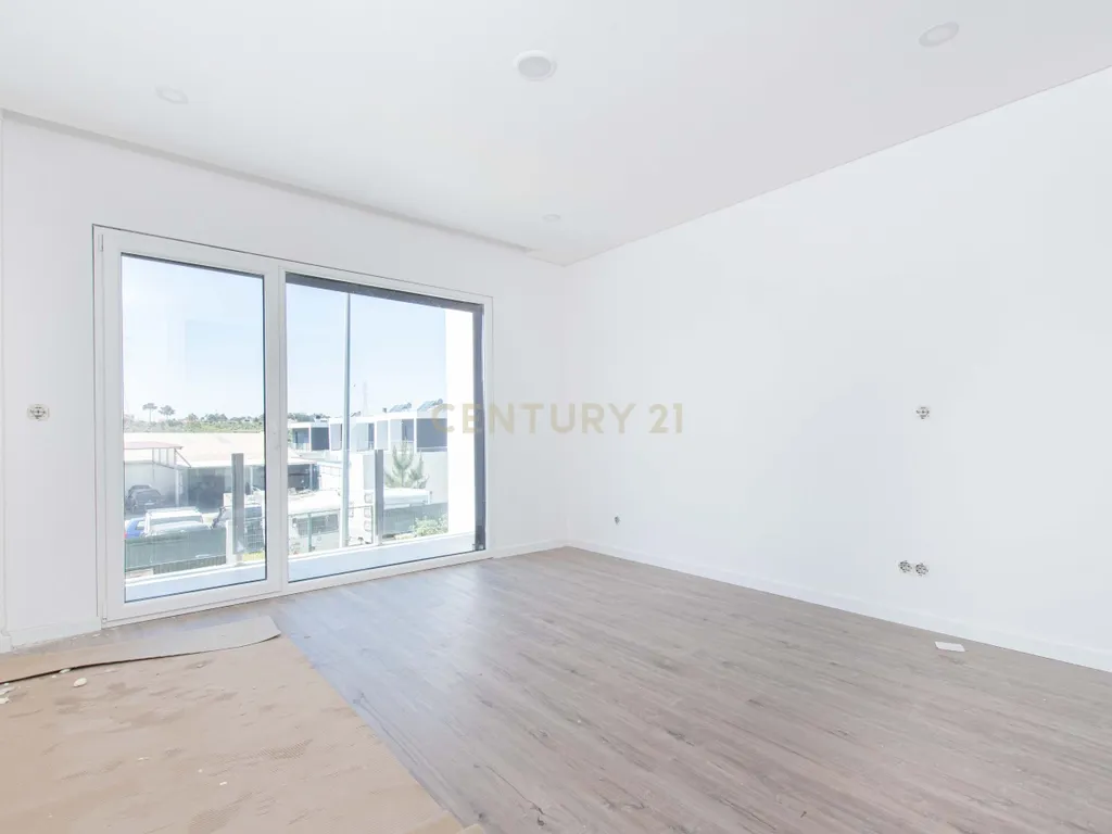 Moradia T4 com piscina - Image 14
