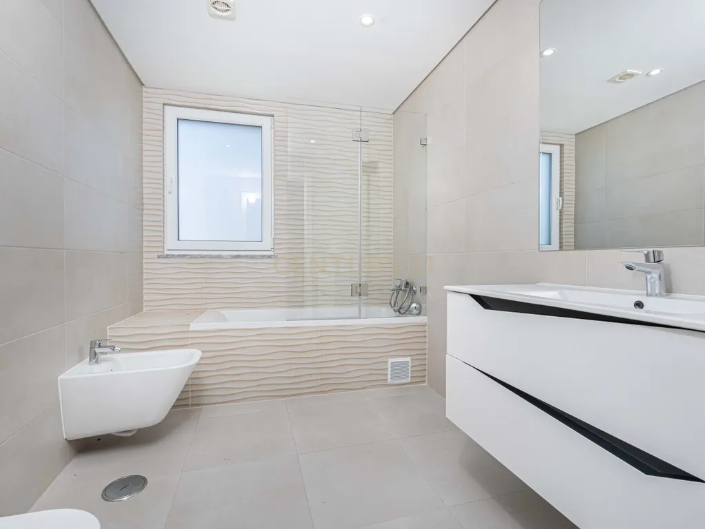 Moradia T4 com piscina - Image 9