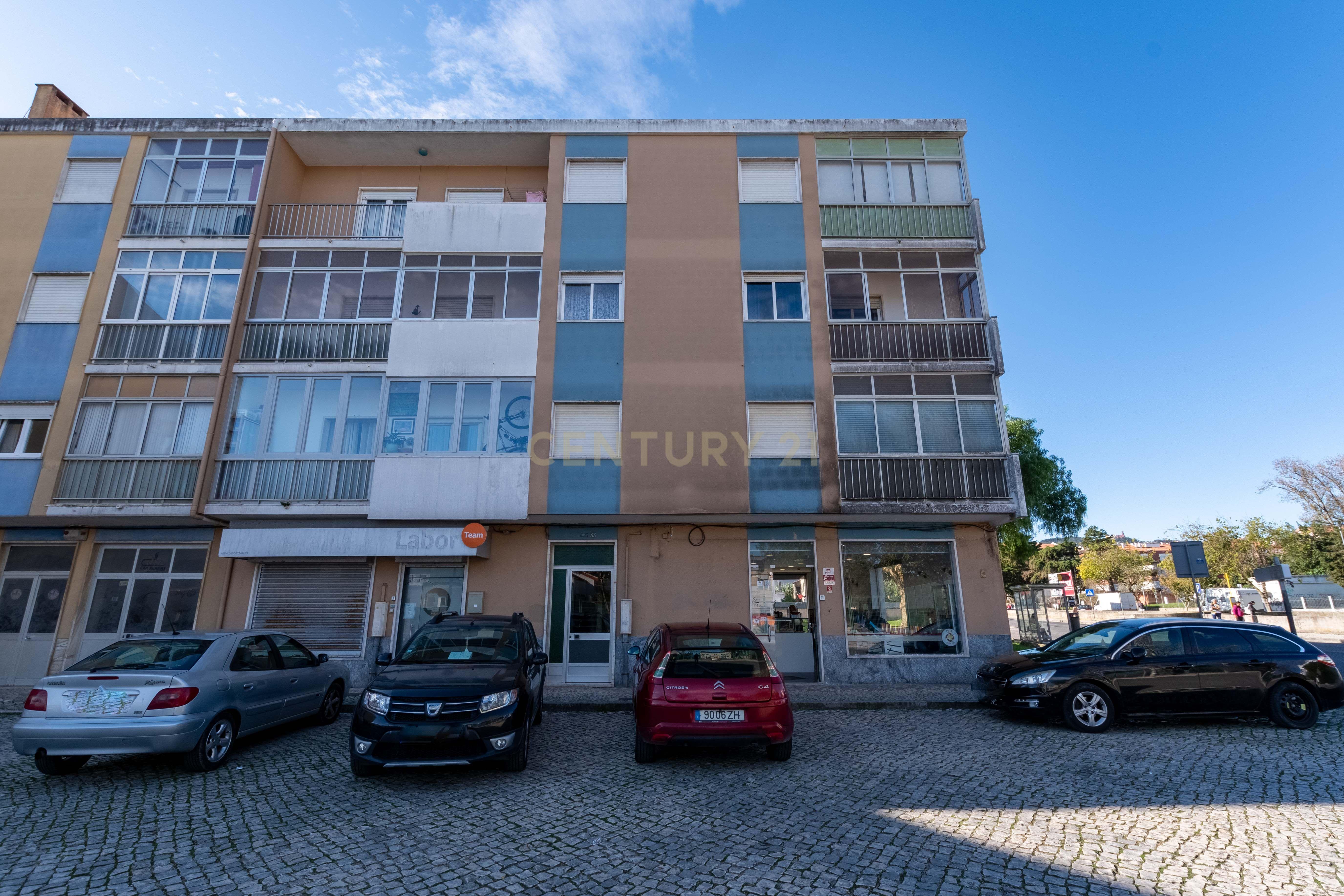 Apartamento T3 convertido em T2 (Mem Martins) - Image 23