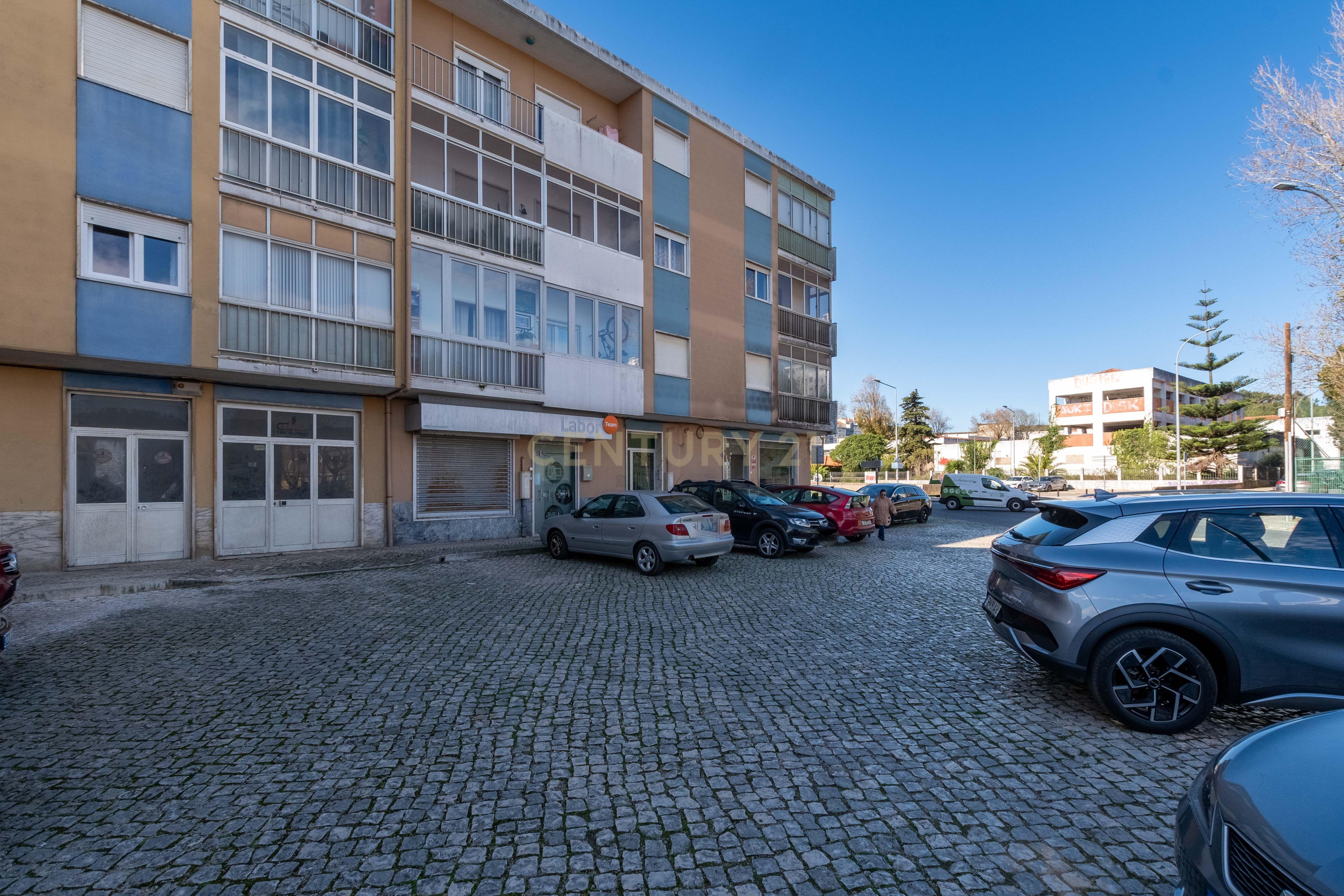 Apartamento T3 convertido em T2 (Mem Martins) - Image 25