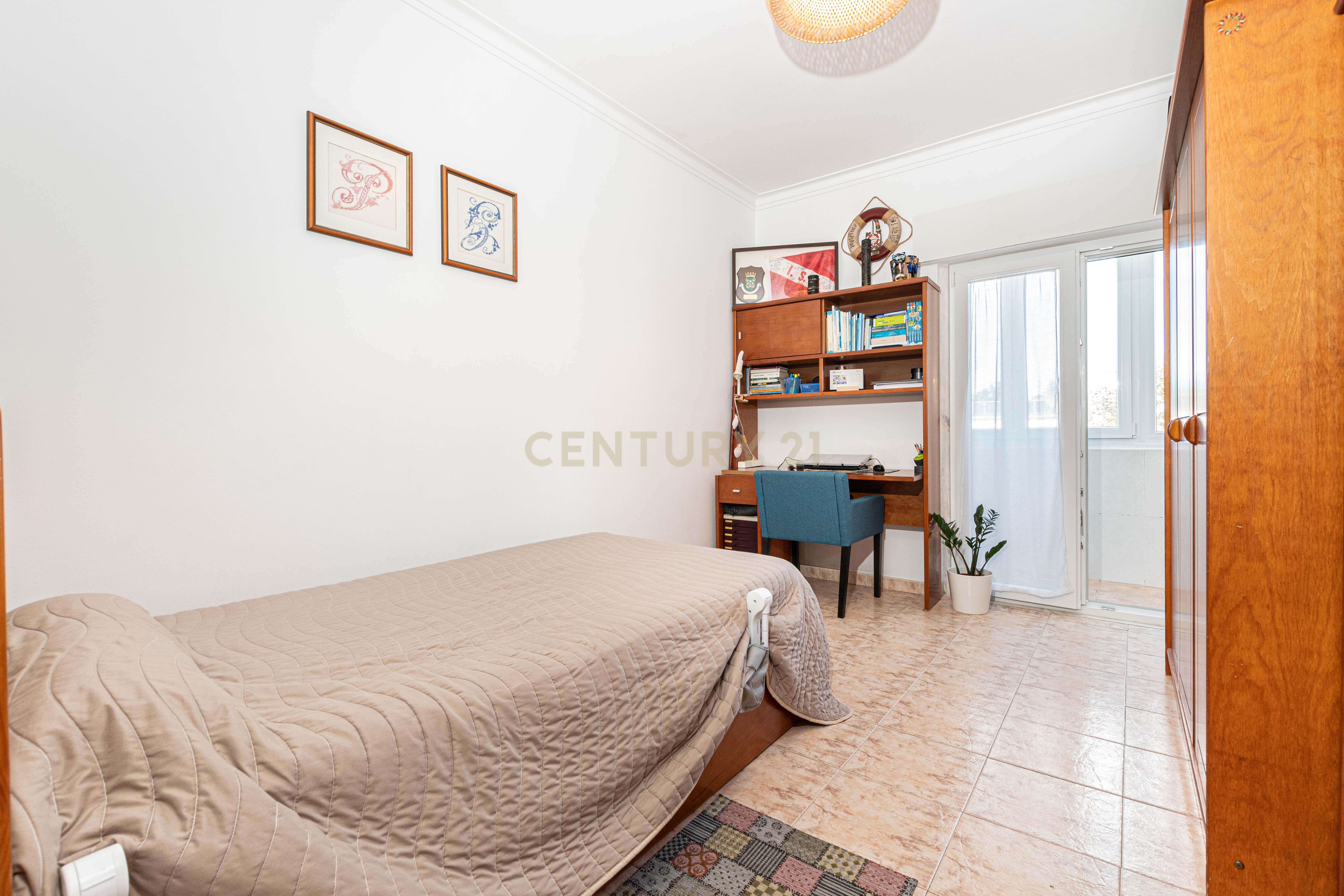 Apartamento T3 convertido em T2 (Mem Martins) - Image 11