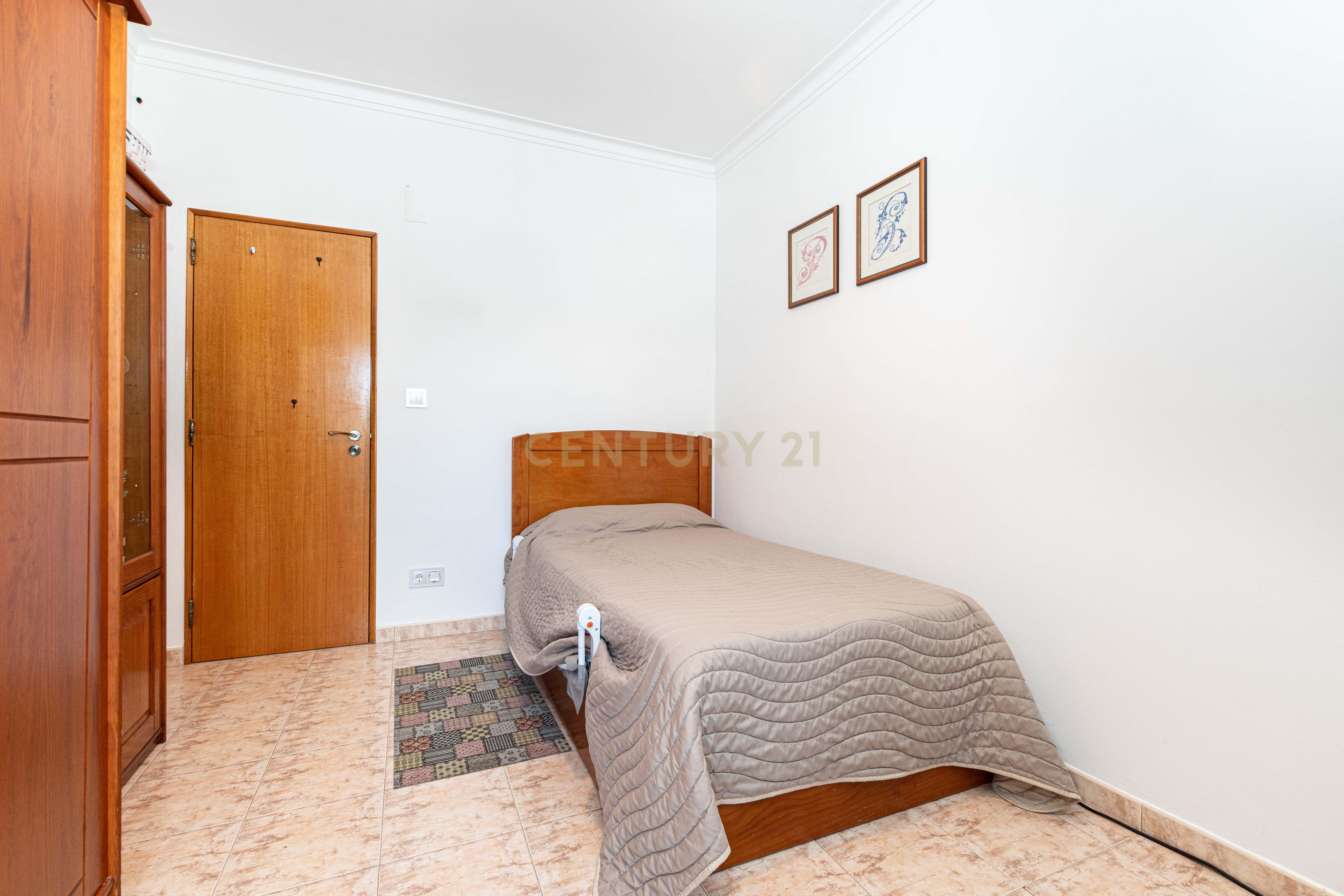 Apartamento T3 convertido em T2 (Mem Martins) - Image 13
