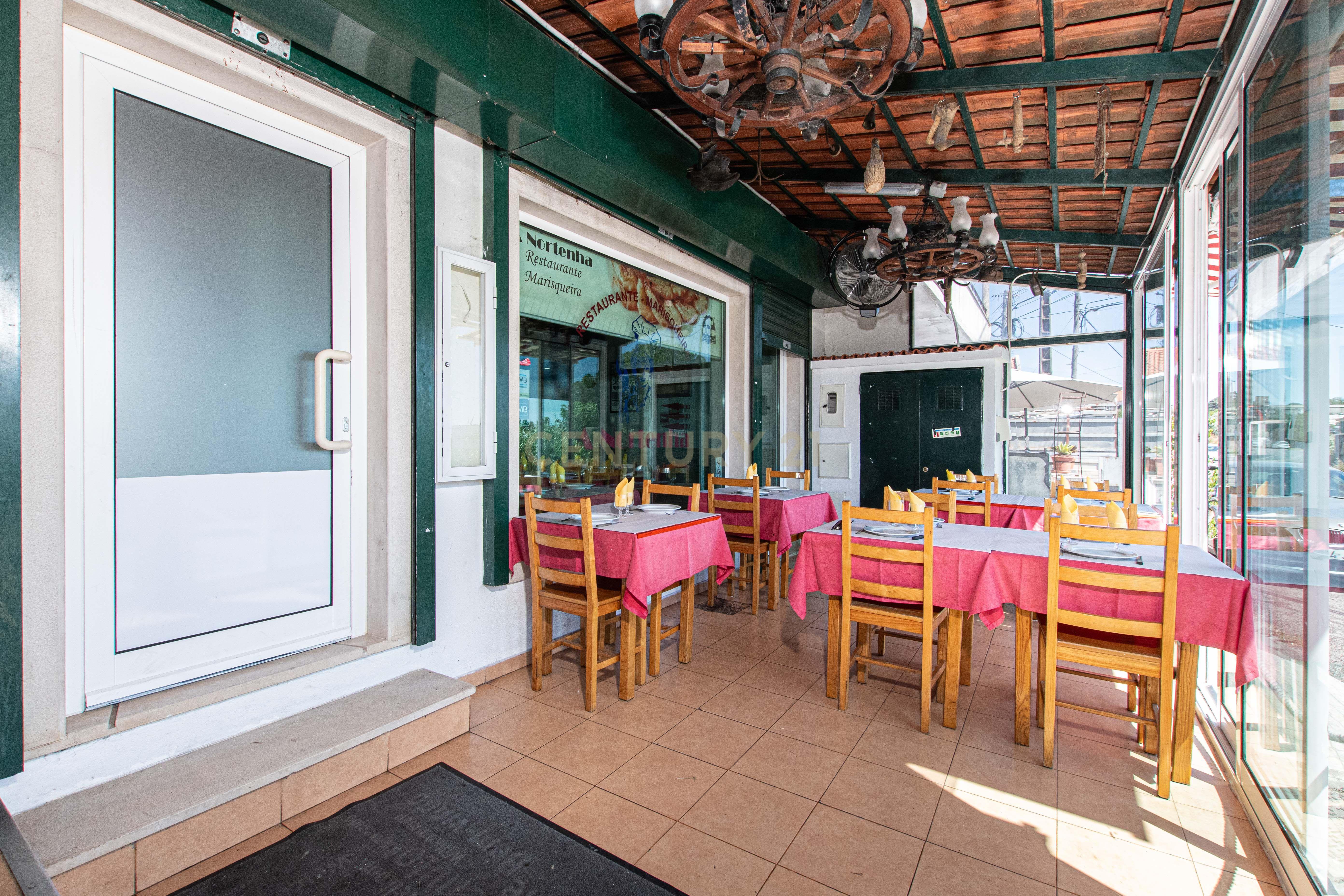 Moradia com restaurante e apartamento - Image 14