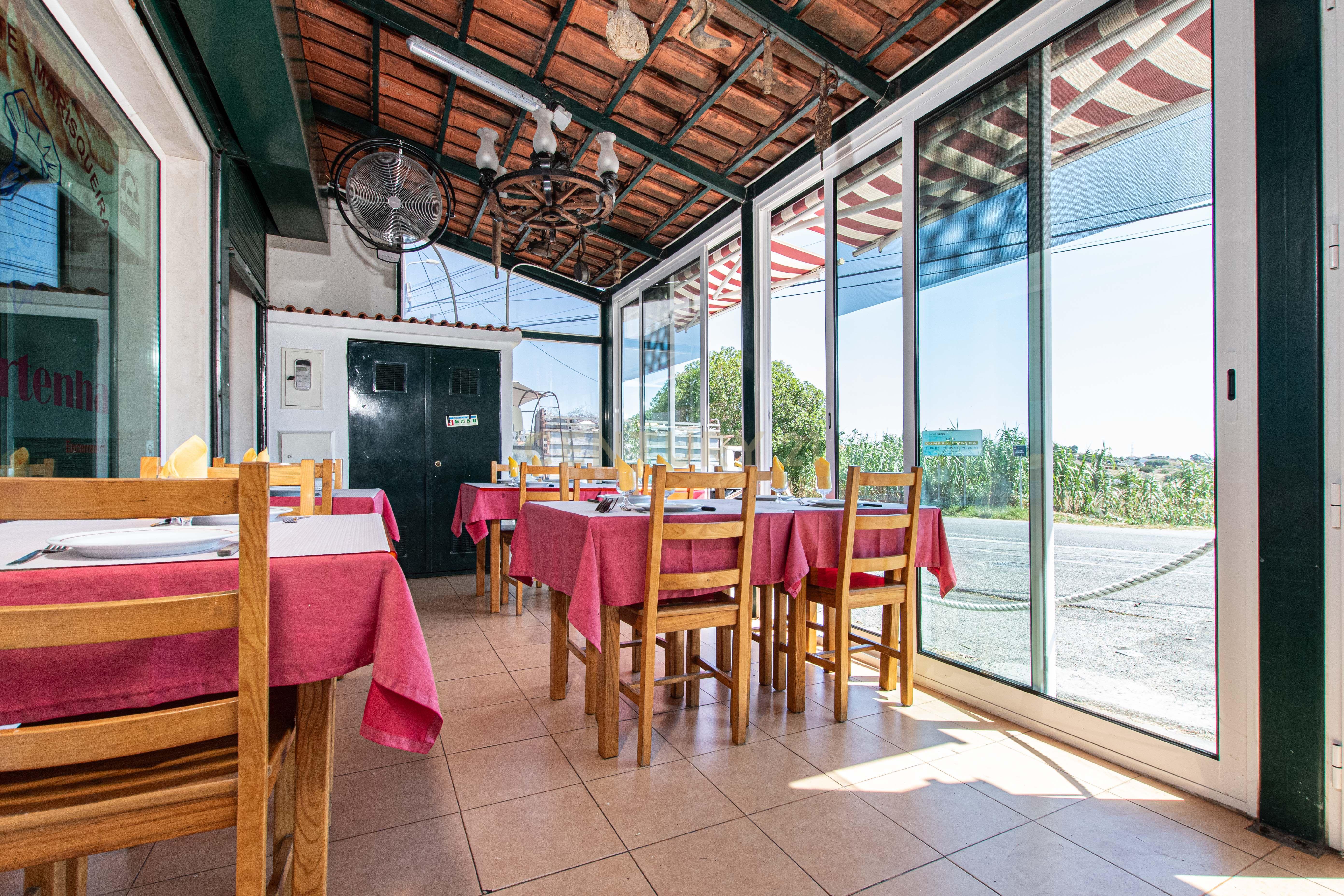 Moradia com restaurante e apartamento - Image 12