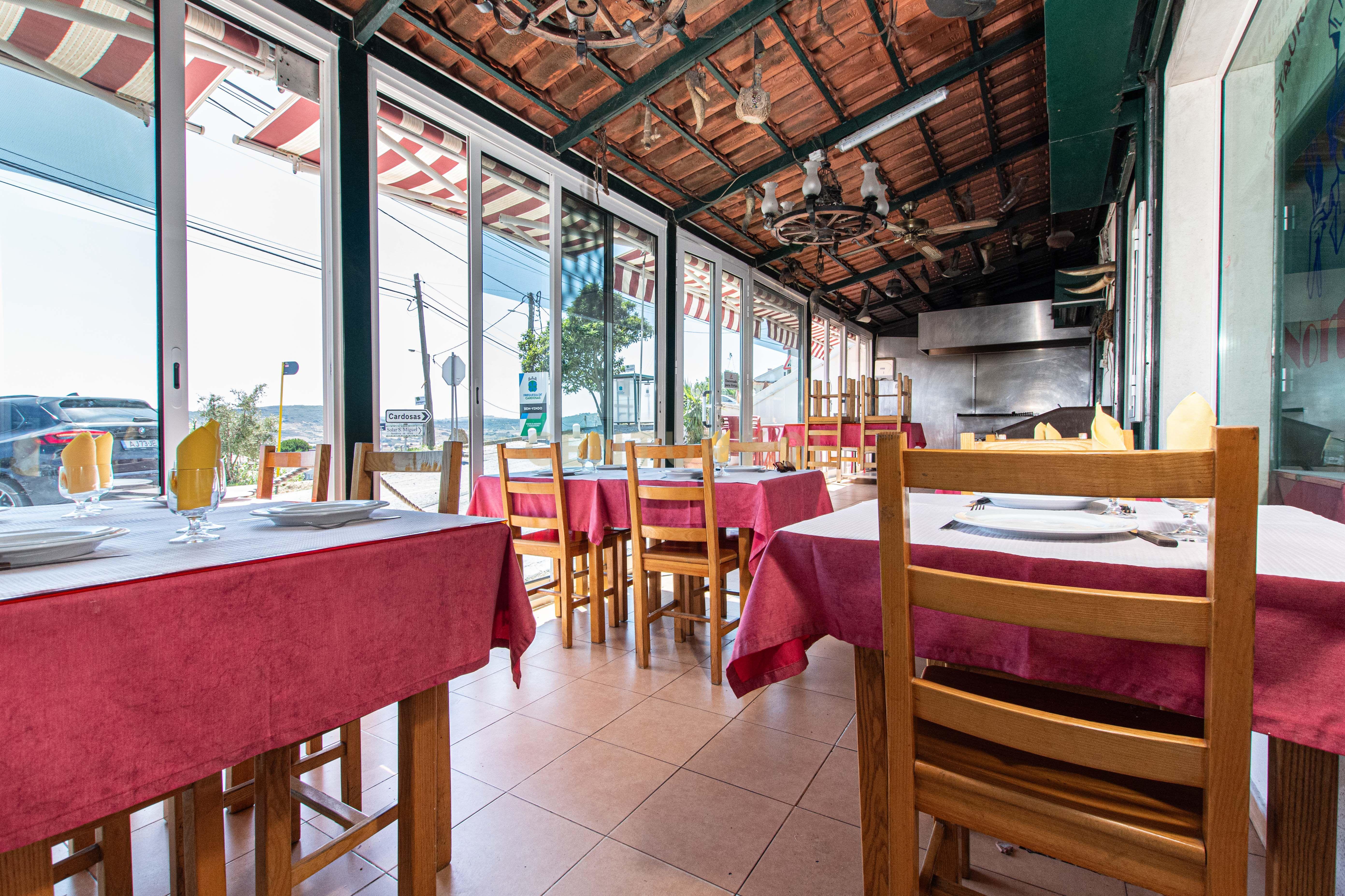 Moradia com restaurante e apartamento - Image 13