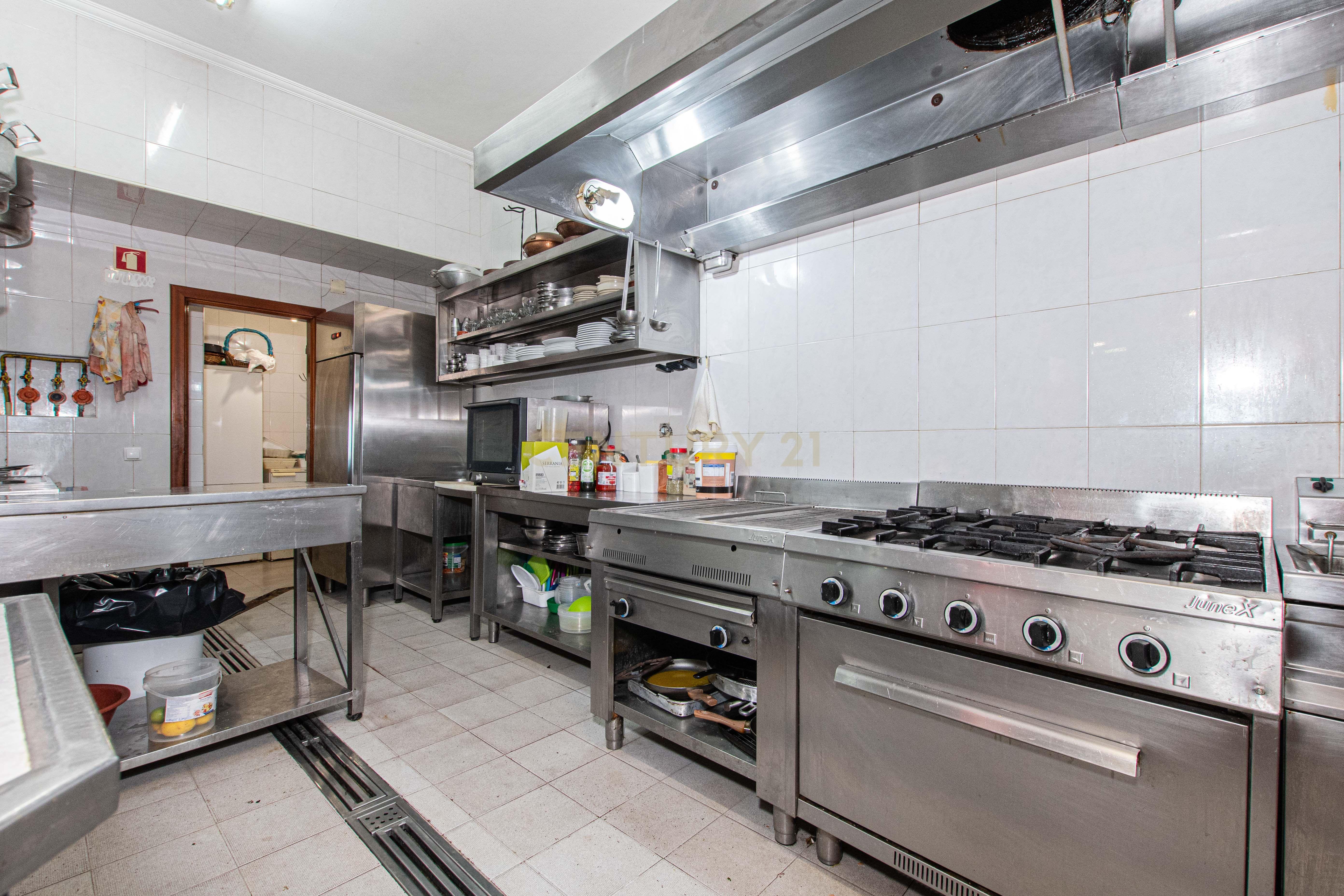 Moradia com restaurante e apartamento - Image 16