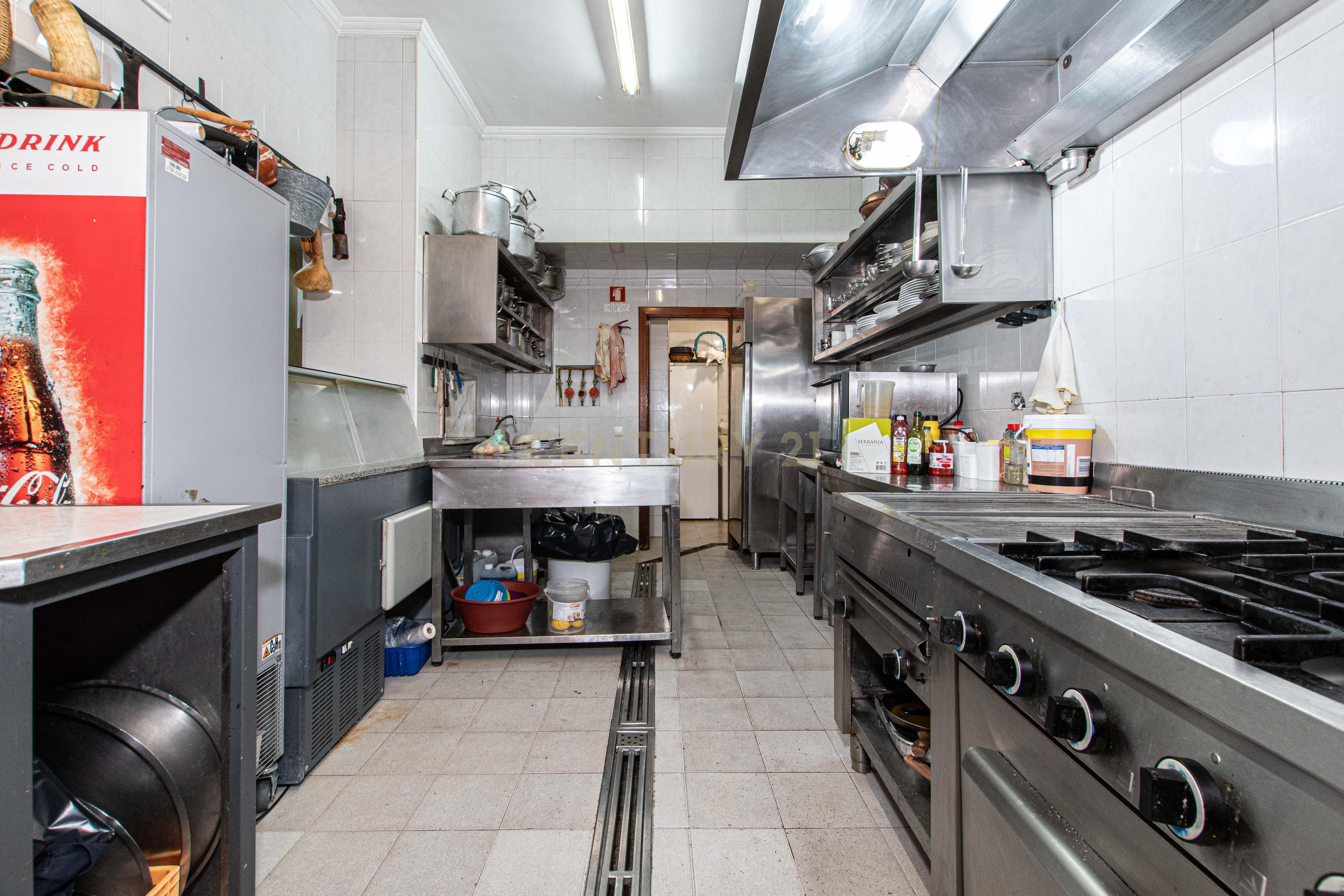 Moradia com restaurante e apartamento - Image 15