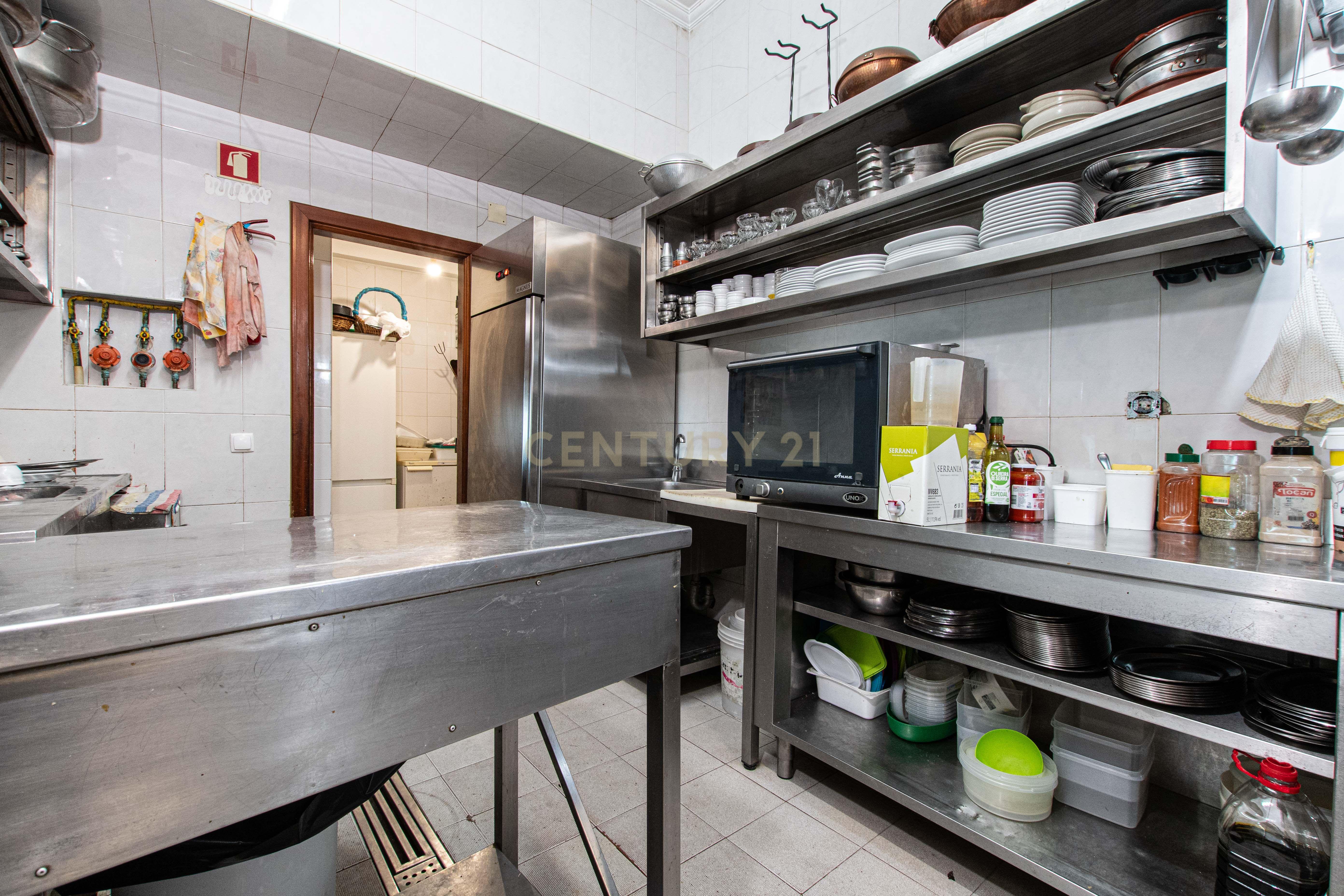 Moradia com restaurante e apartamento - Image 17