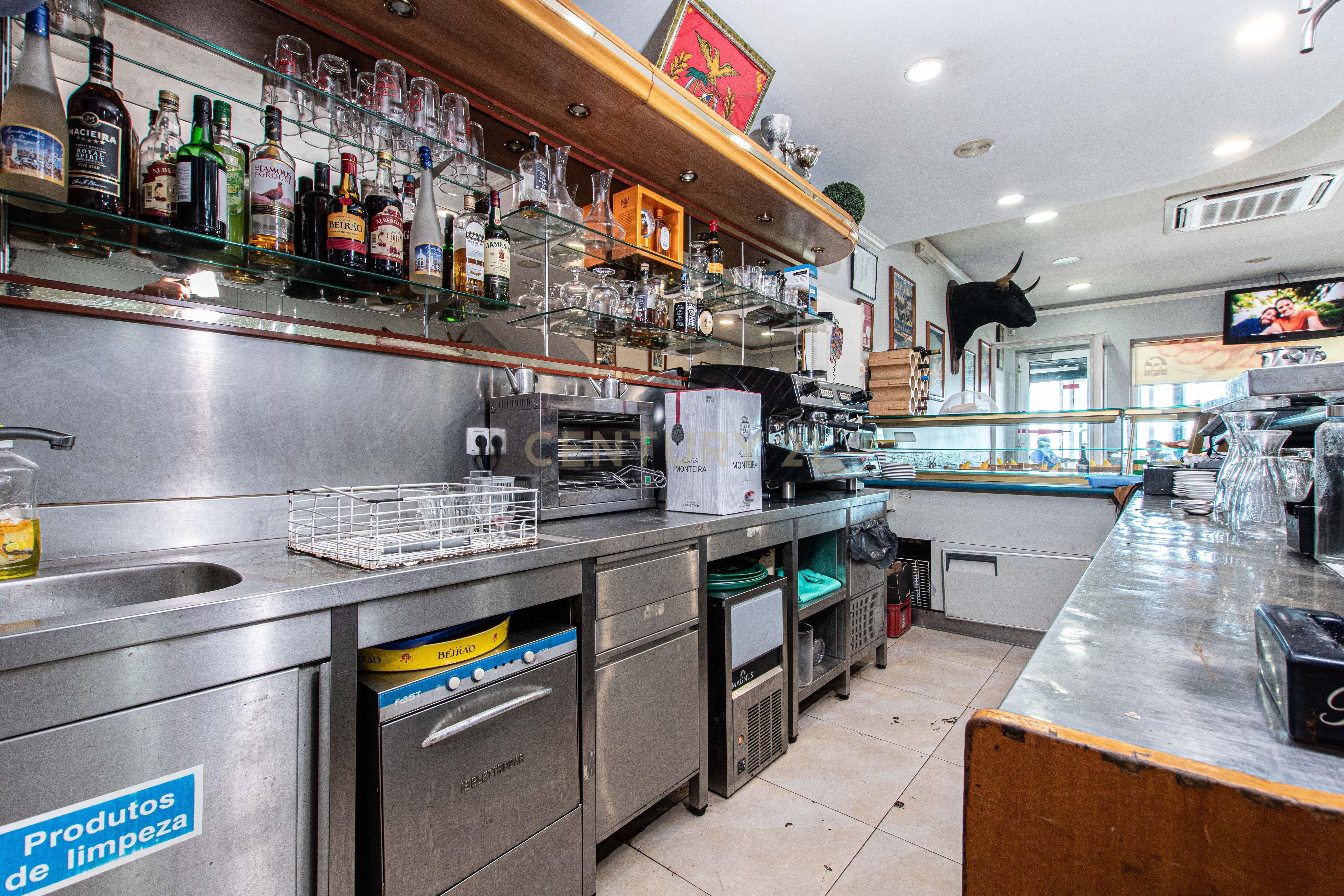Moradia com restaurante e apartamento - Image 11