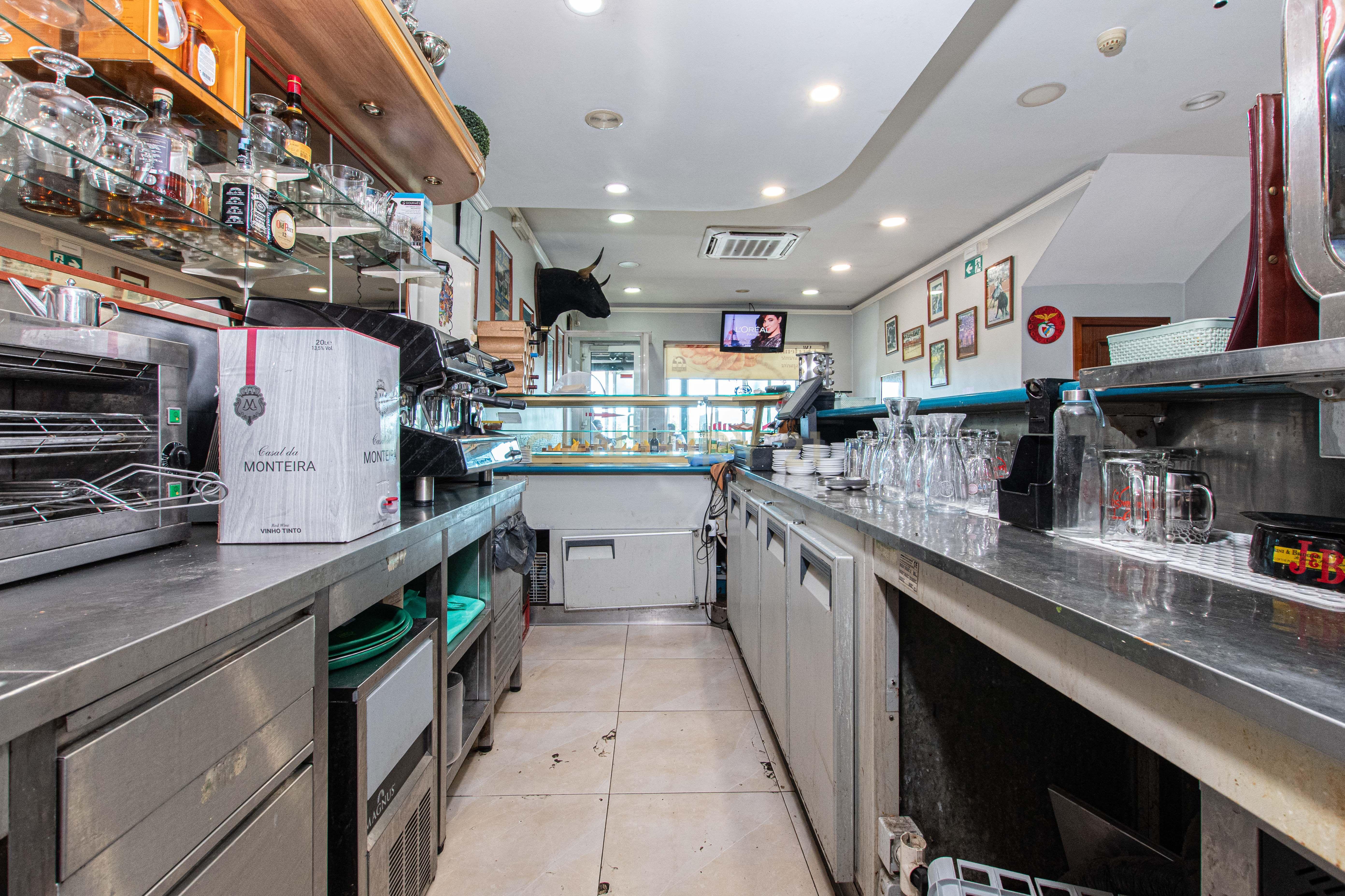 Moradia com restaurante e apartamento - Image 8