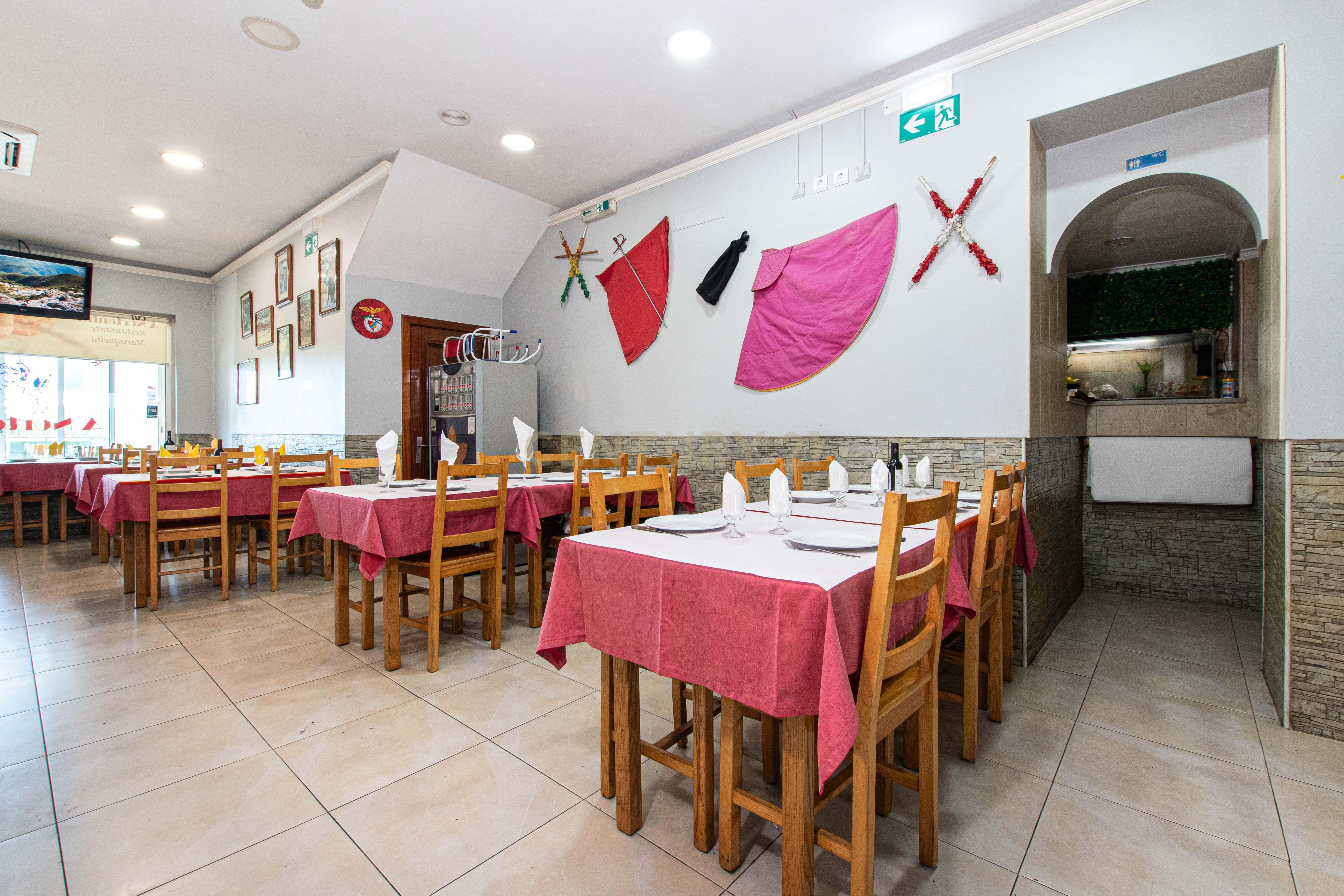 Moradia com restaurante e apartamento - Image 3