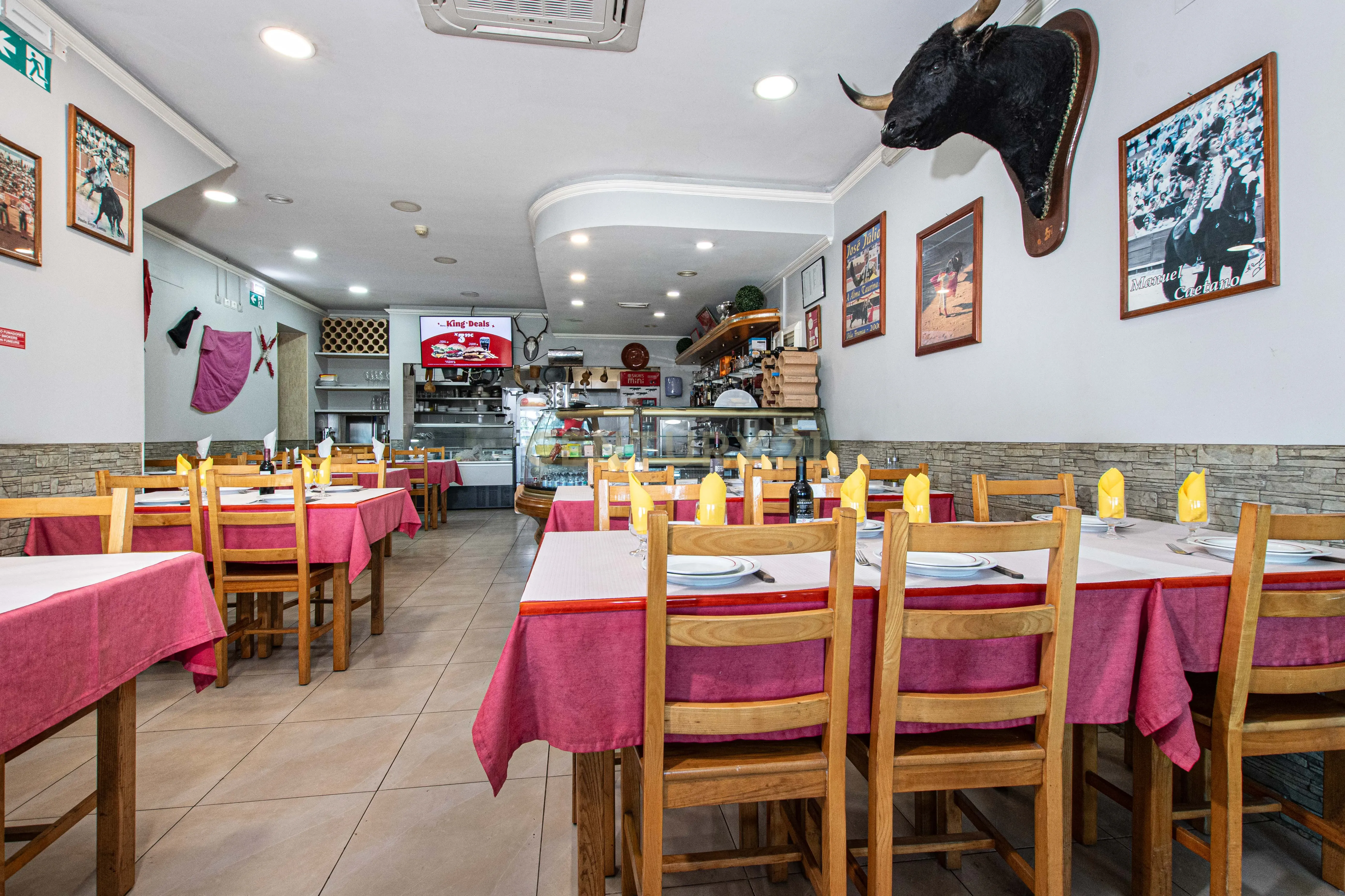 Moradia com restaurante e apartamento - Image 1