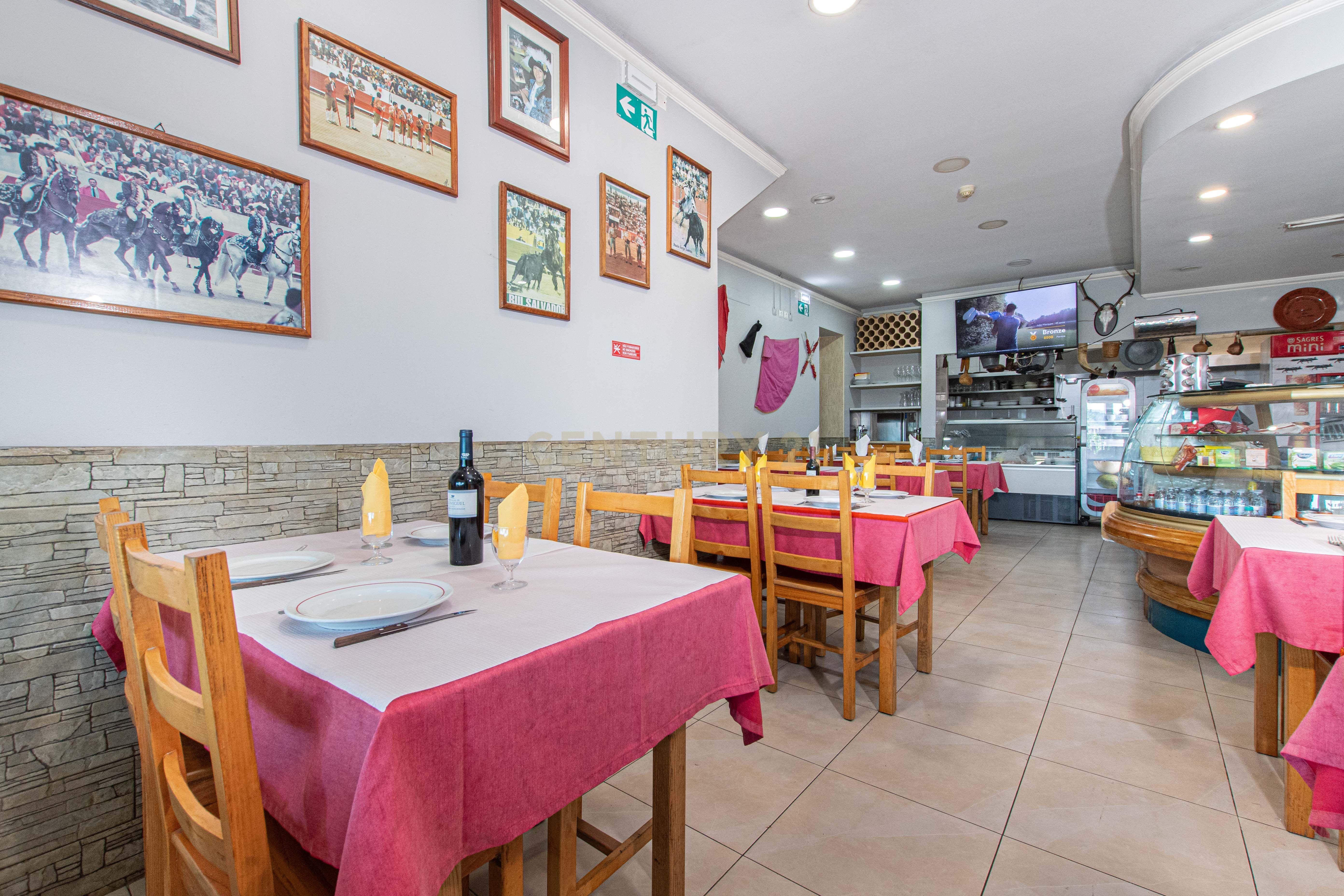 Moradia com restaurante e apartamento - Image 4