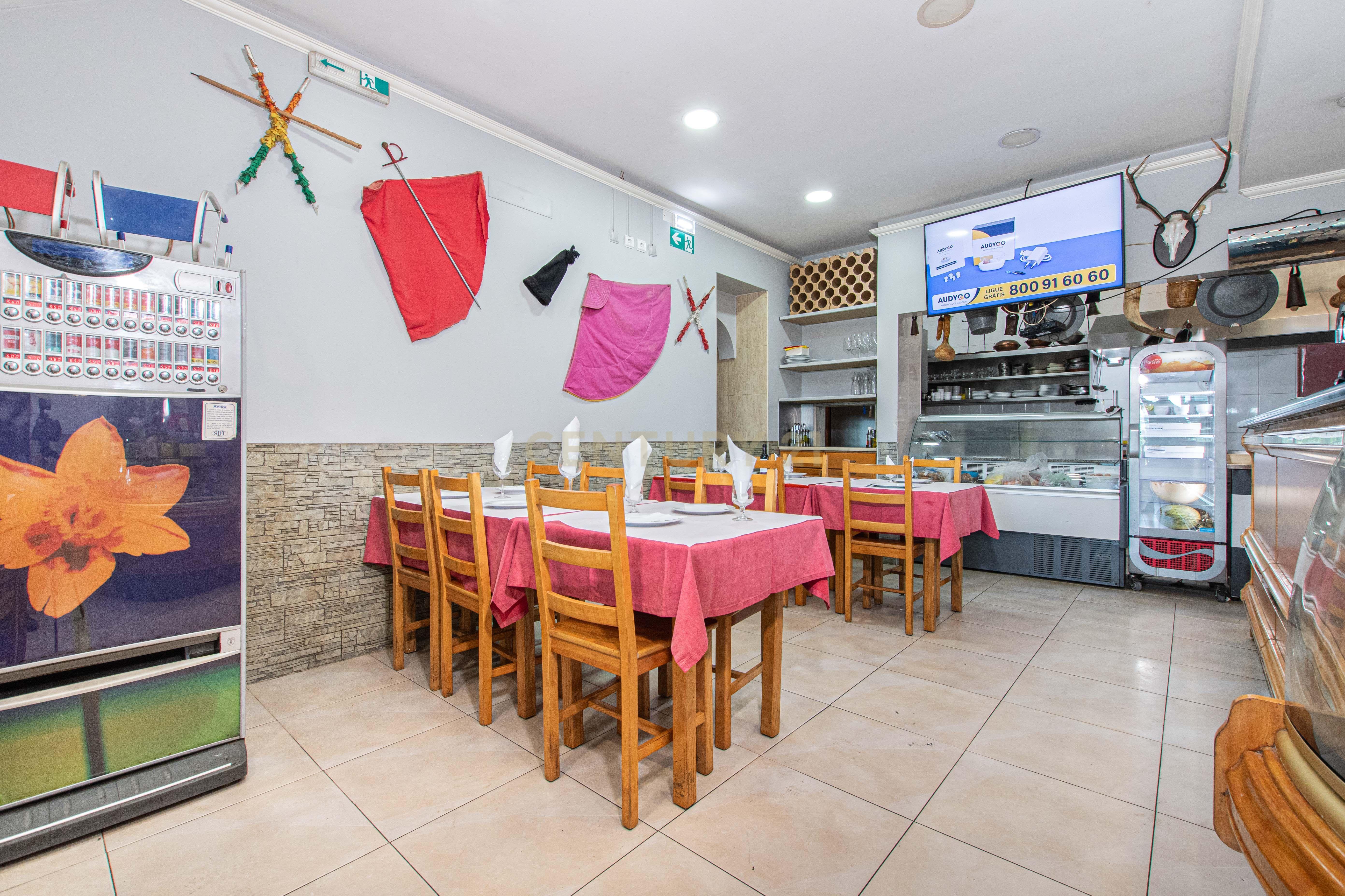 Moradia com restaurante e apartamento - Image 2