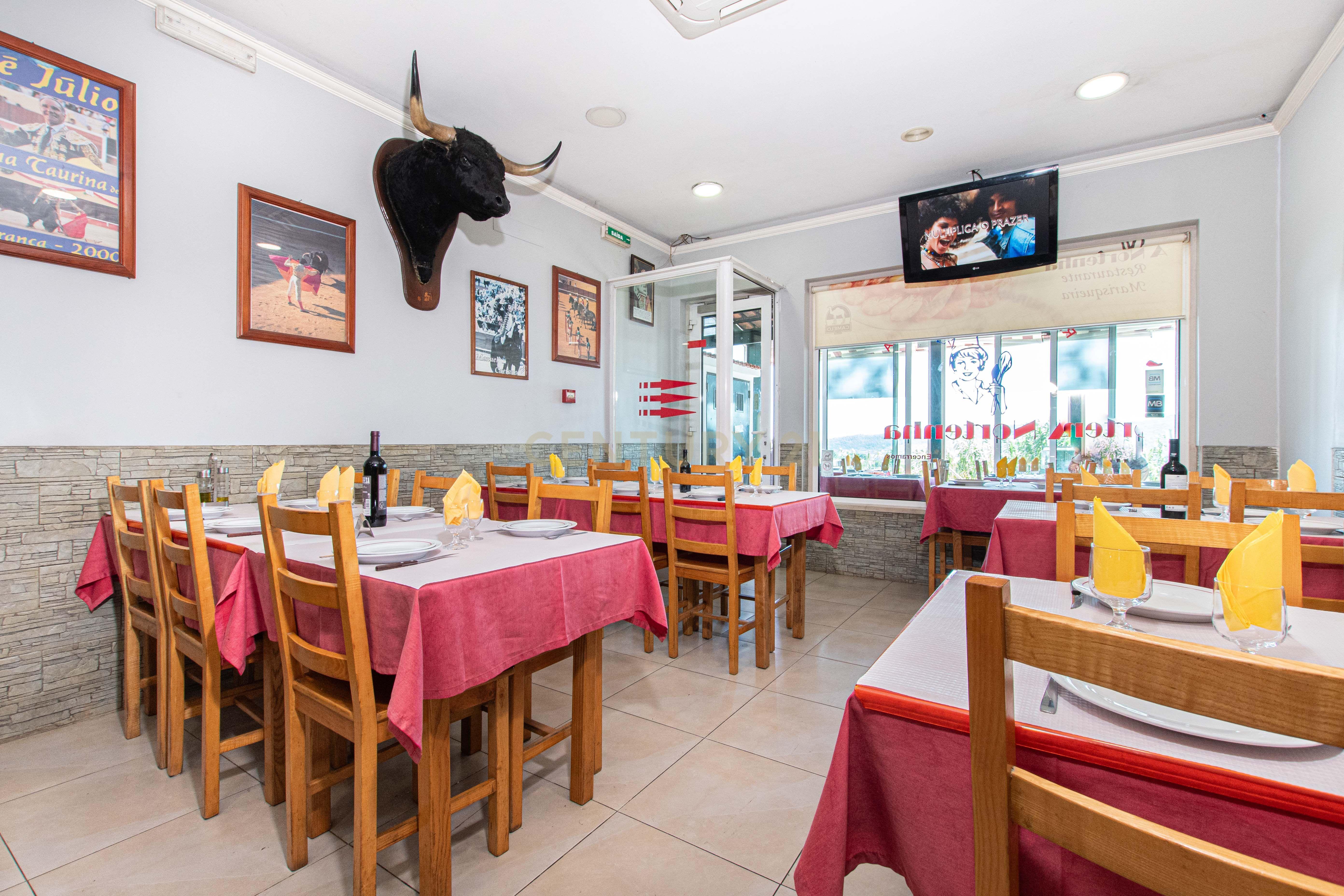 Moradia com restaurante e apartamento - Image 5