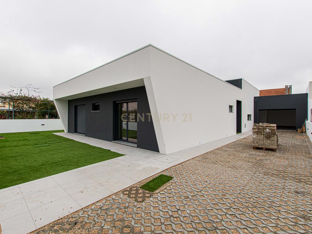 Moradia Premium T4 em Fernão Ferro – Luxo, Conforto e Exclusividade - Image 1