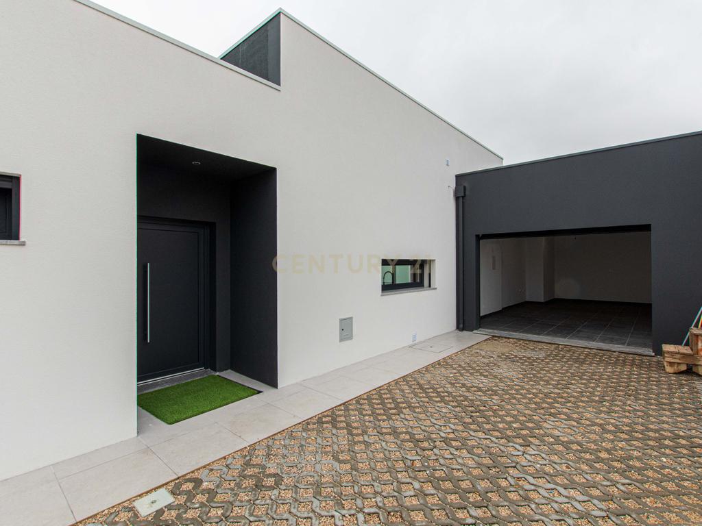 Moradia Premium T4 em Fernão Ferro – Luxo, Conforto e Exclusividade - Image 4