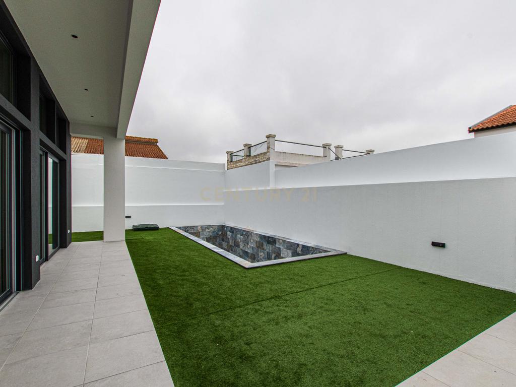 Moradia Premium T4 em Fernão Ferro – Luxo, Conforto e Exclusividade - Image 5