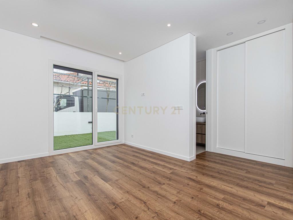 Moradia Premium T4 em Fernão Ferro – Luxo, Conforto e Exclusividade - Image 13