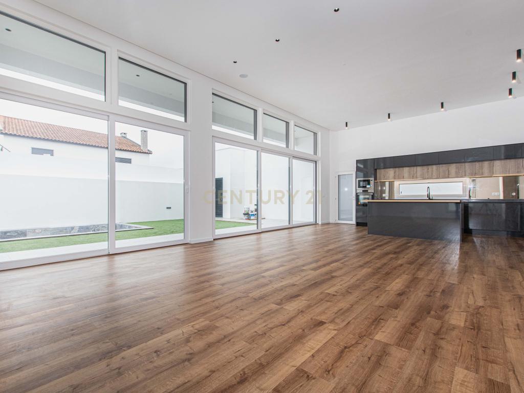 Moradia Premium T4 em Fernão Ferro – Luxo, Conforto e Exclusividade - Image 19