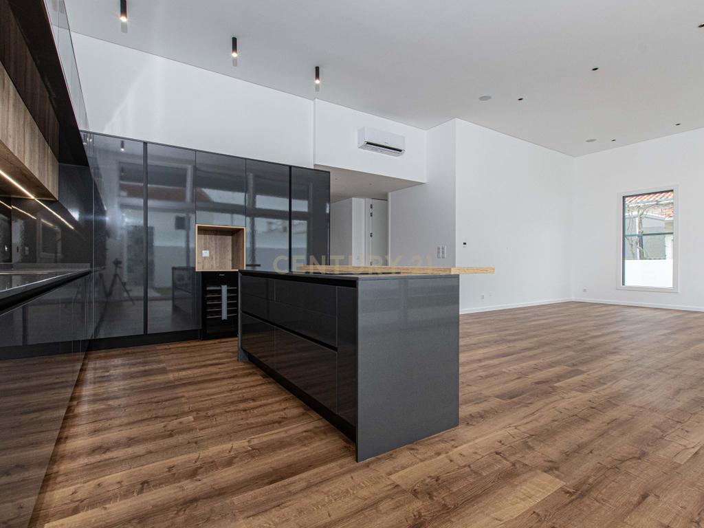 Moradia Premium T4 em Fernão Ferro – Luxo, Conforto e Exclusividade - Image 24