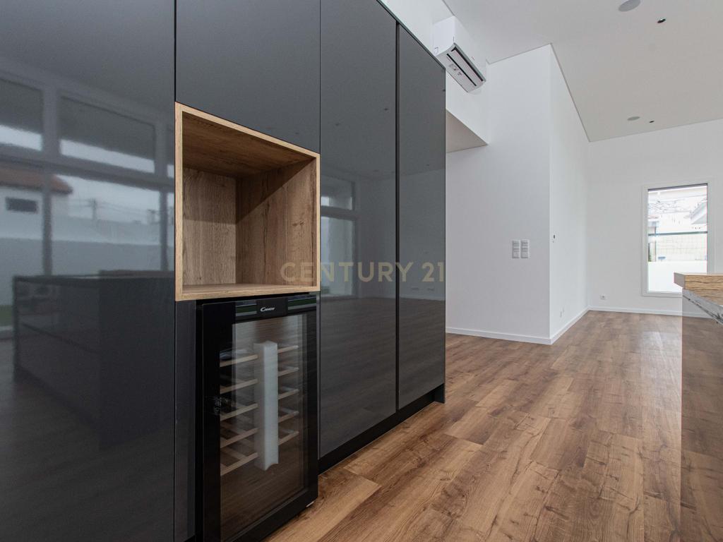 Moradia Premium T4 em Fernão Ferro – Luxo, Conforto e Exclusividade - Image 25