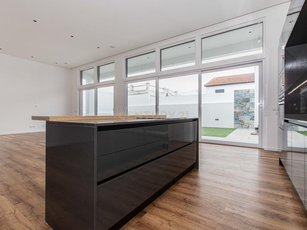 Moradia Premium T4 em Fernão Ferro – Luxo, Conforto e Exclusividade - Image 29