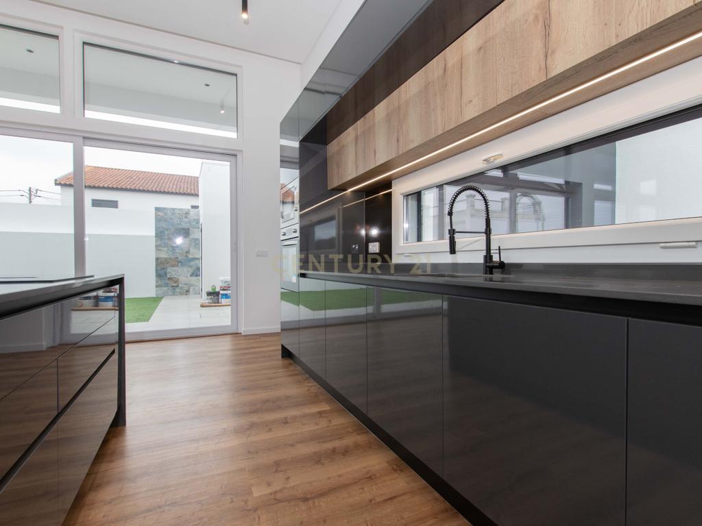 Moradia Premium T4 em Fernão Ferro – Luxo, Conforto e Exclusividade - Image 27