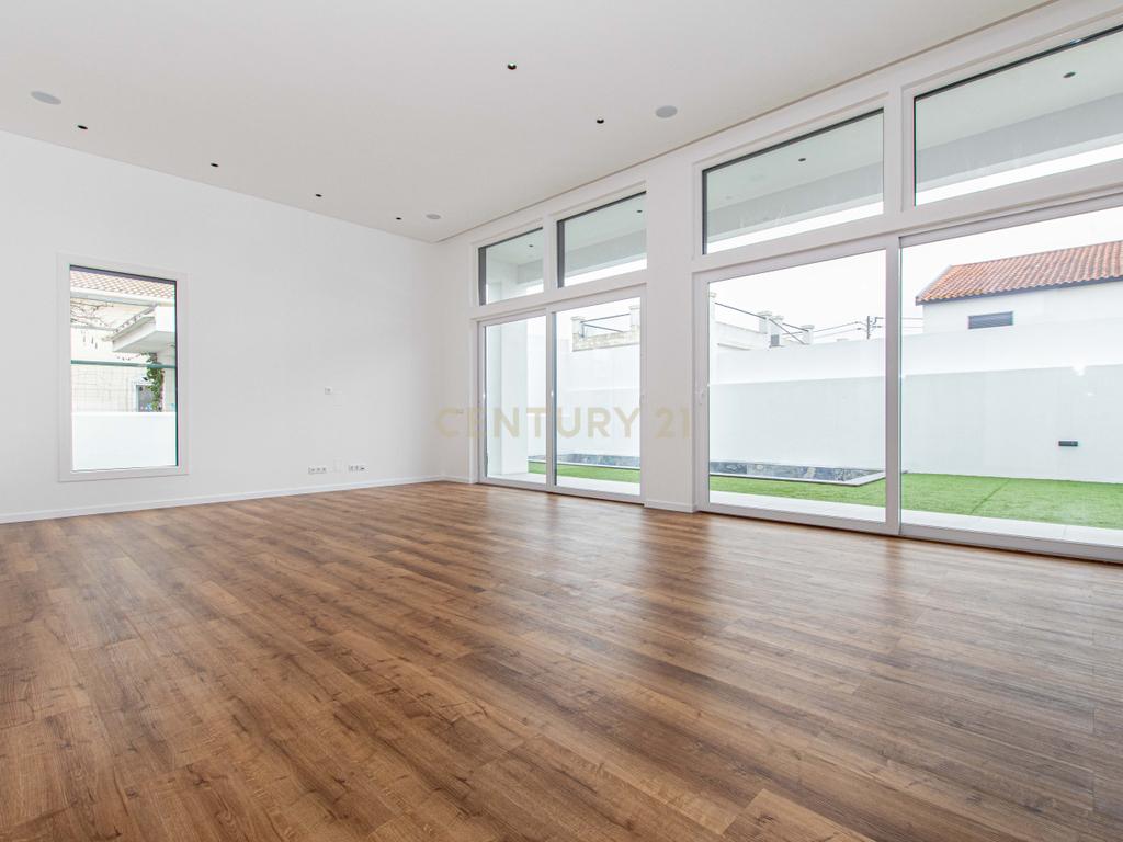 Moradia Premium T4 em Fernão Ferro – Luxo, Conforto e Exclusividade - Image 28