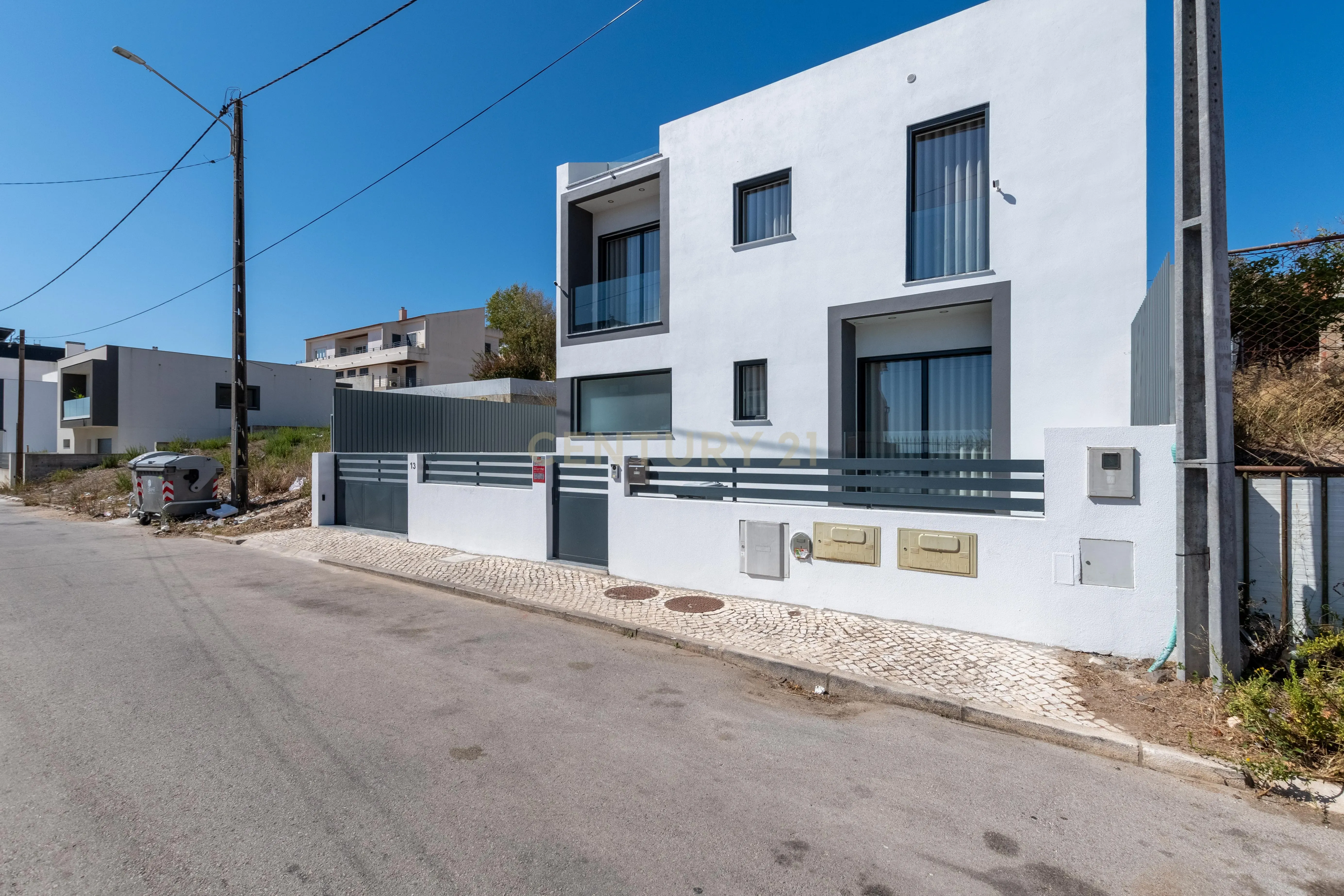 EXCELENTE MORADIA INDEPENDENTE MODERNA T4 Bairro Trigache Norte - Image 61