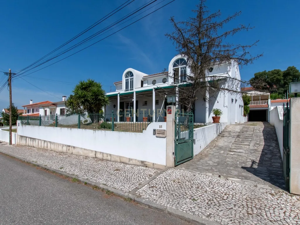 T4 +1 com jardim, piscina e garagem - Image 31