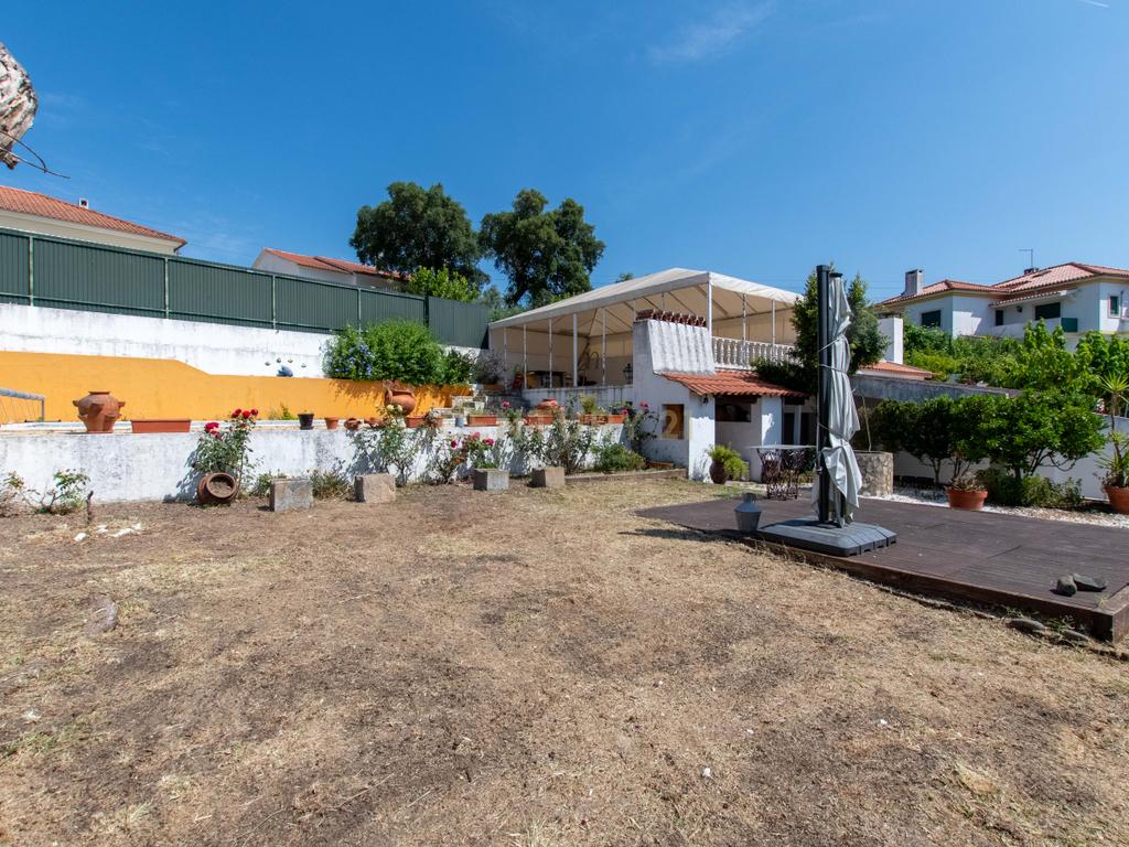 T4 +1 com jardim, piscina e garagem - Image 44