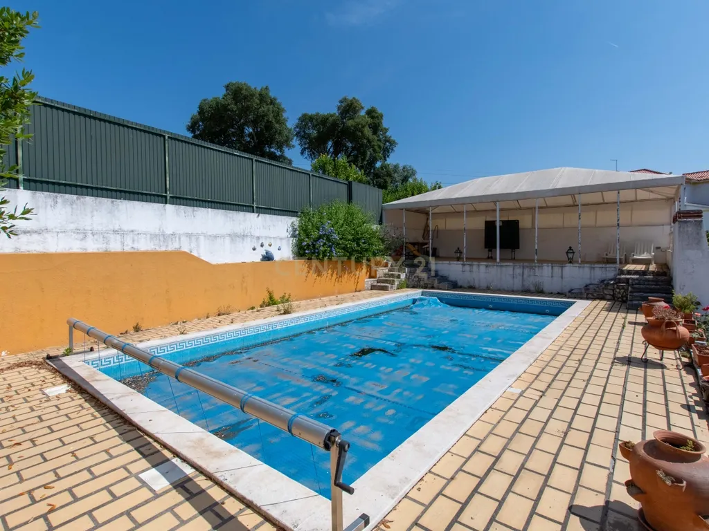 T4 +1 com jardim, piscina e garagem - Image 39