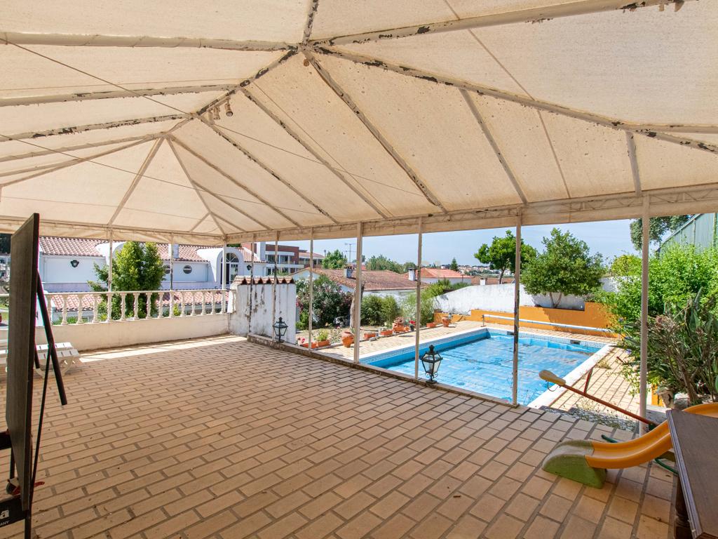 T4 +1 com jardim, piscina e garagem - Image 37