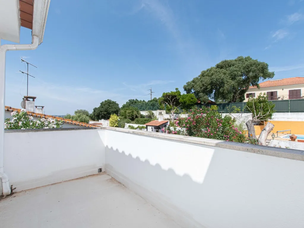 T4 +1 com jardim, piscina e garagem - Image 48