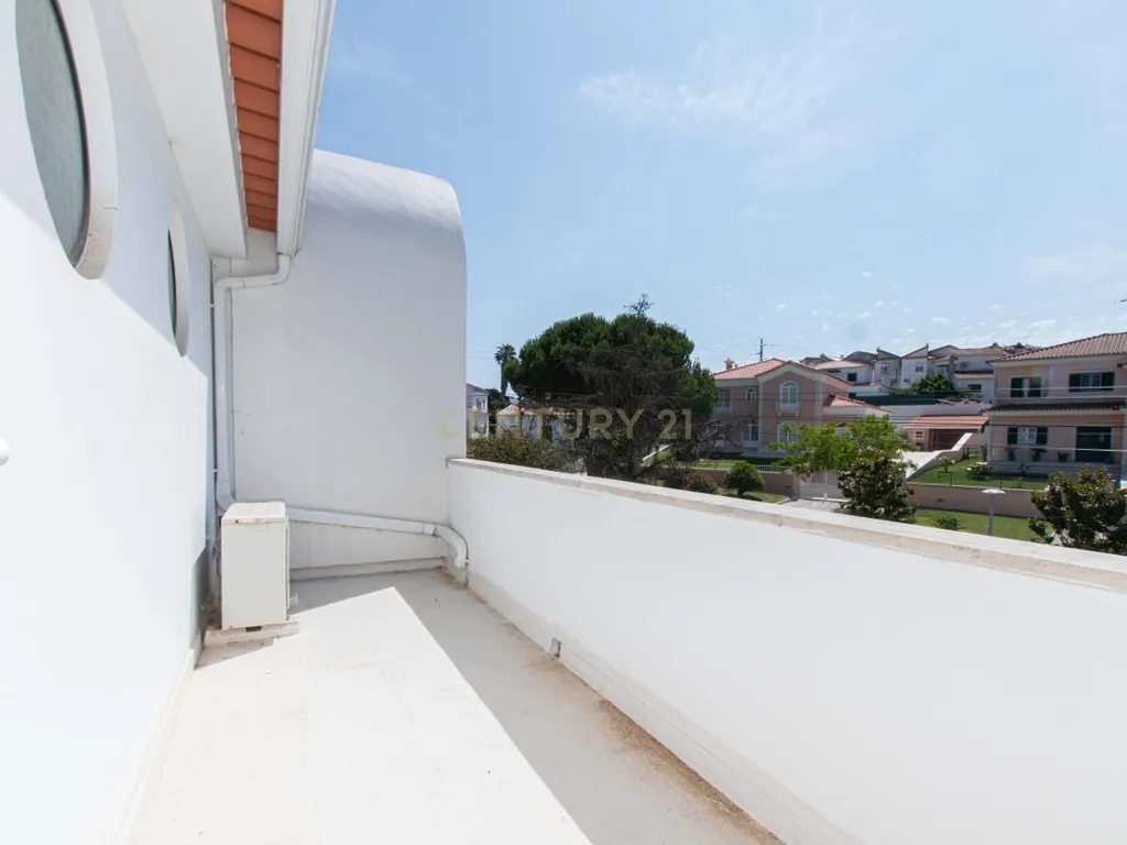 T4 +1 com jardim, piscina e garagem - Image 49