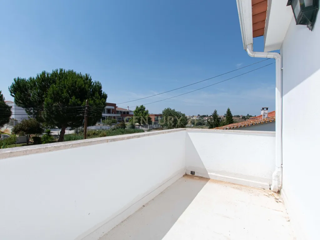 T4 +1 com jardim, piscina e garagem - Image 50