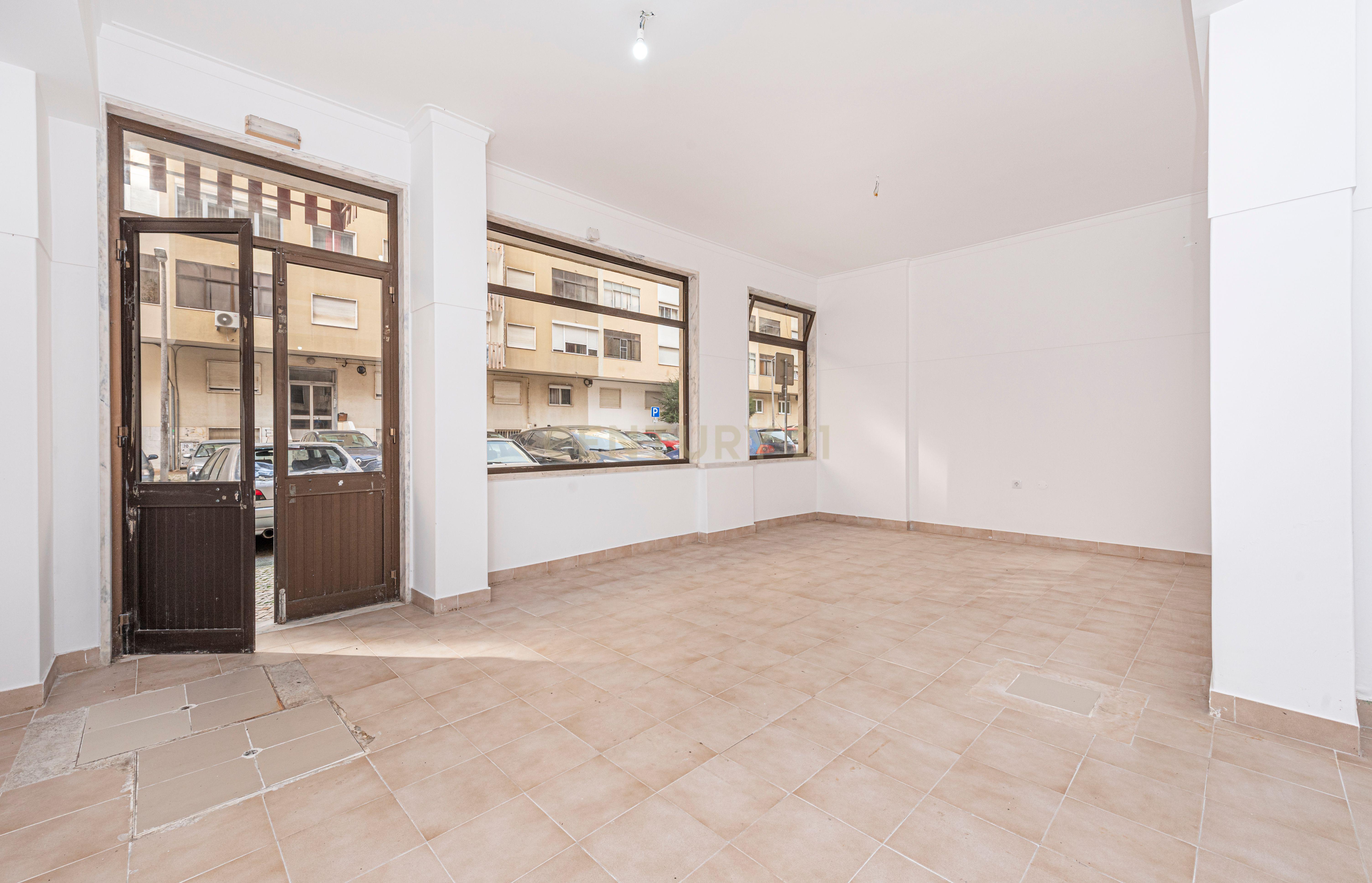 SUSPENSO Loja/Espaço Comercial/Escritório com 112 m2 na Quinta da Samaritana, em Belas, Queluz - Image 3