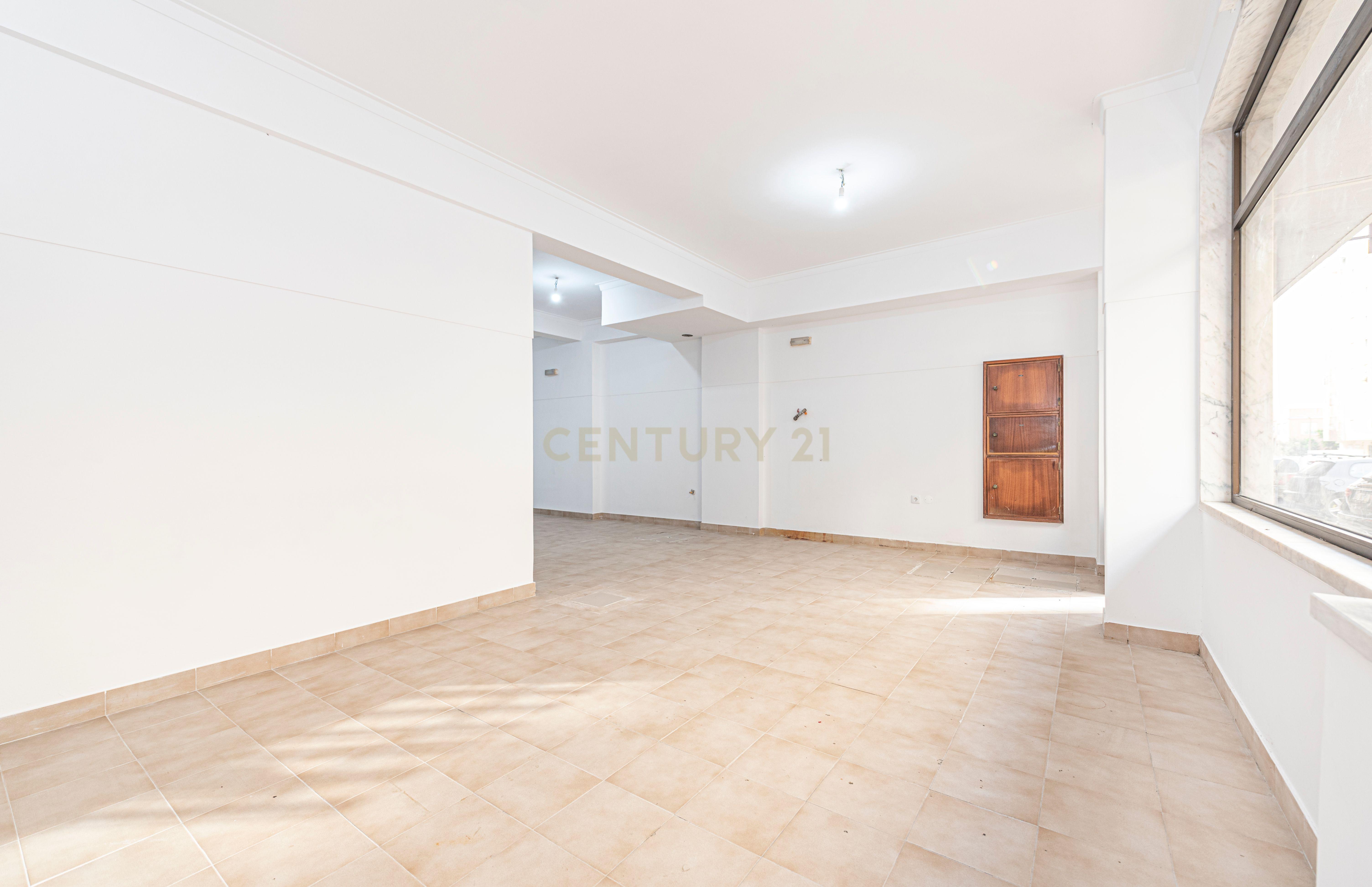 SUSPENSO Loja/Espaço Comercial/Escritório com 112 m2 na Quinta da Samaritana, em Belas, Queluz - Image 1