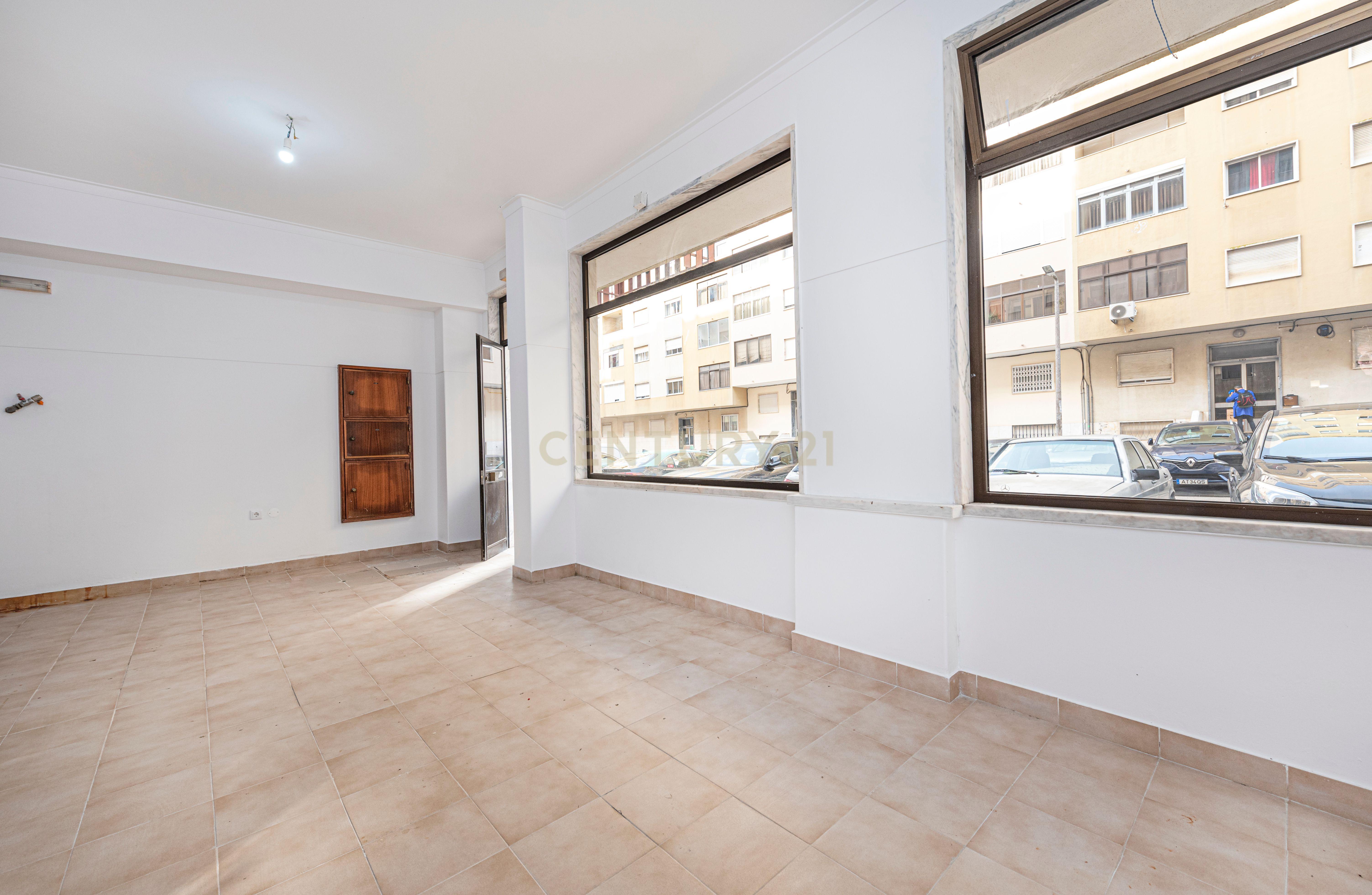 SUSPENSO Loja/Espaço Comercial/Escritório com 112 m2 na Quinta da Samaritana, em Belas, Queluz - Image 2